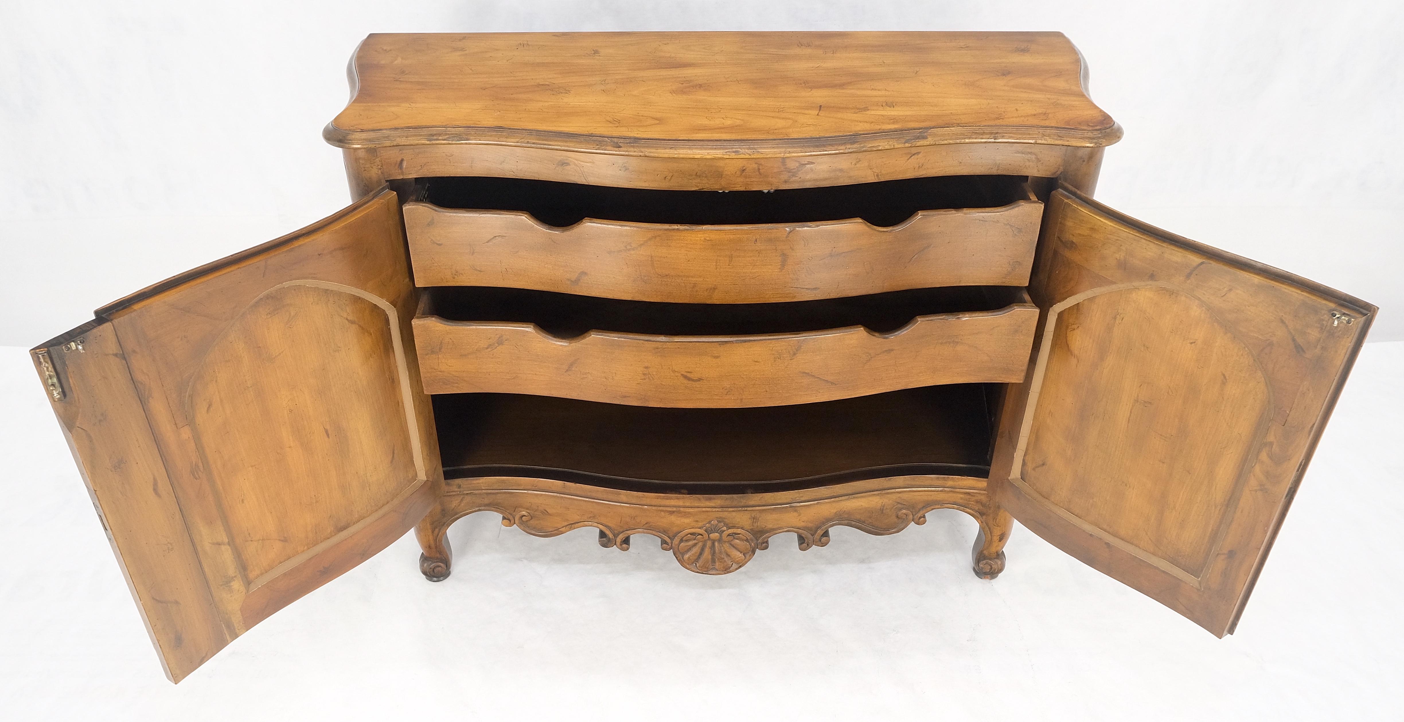Baker Spanish Coloni Large Carved Double Doors 2 Drawers Compartment Sideboard in vendita 4