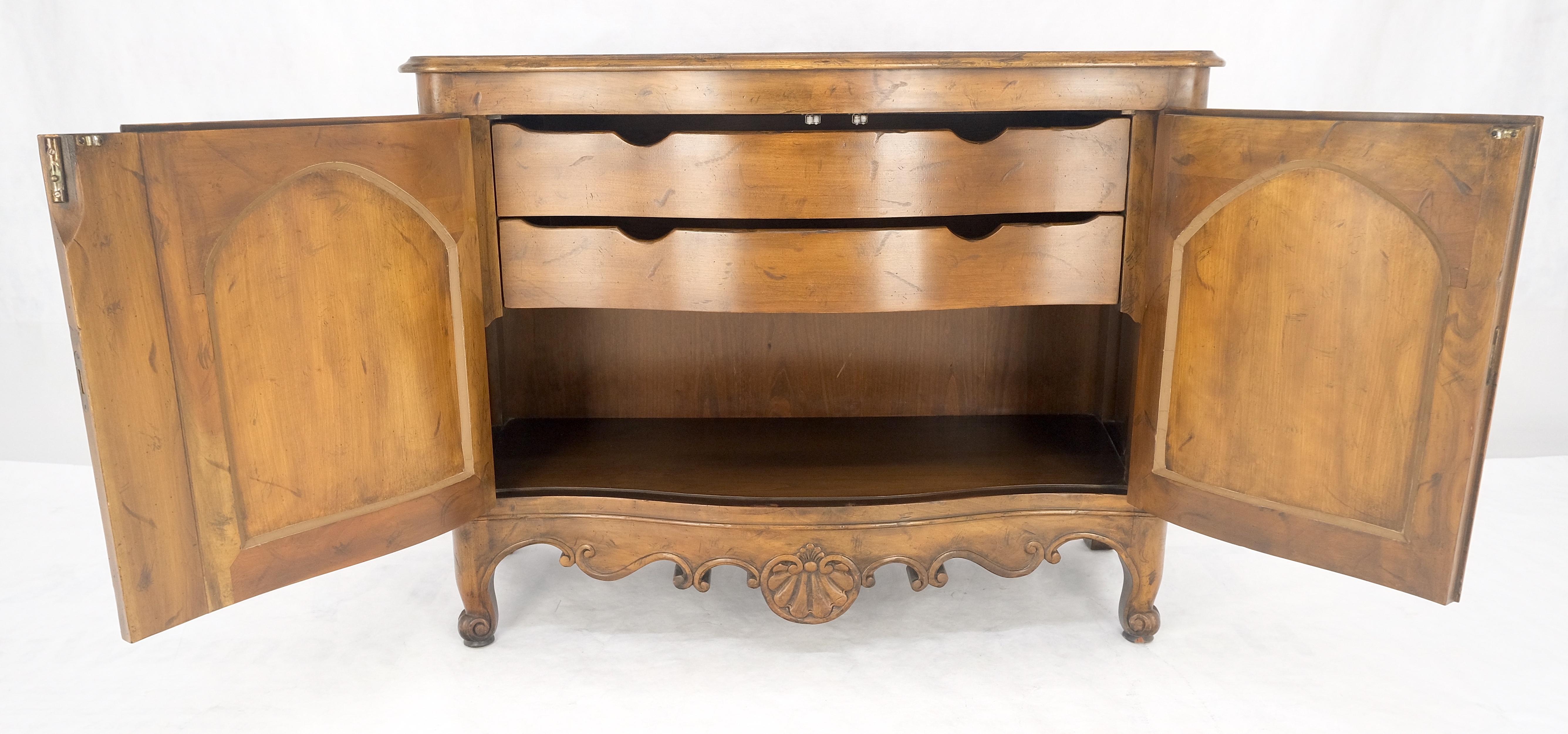 Baker Spanish Coloni Large Carved Double Doors 2 Drawers Compartment Sideboard in vendita 5