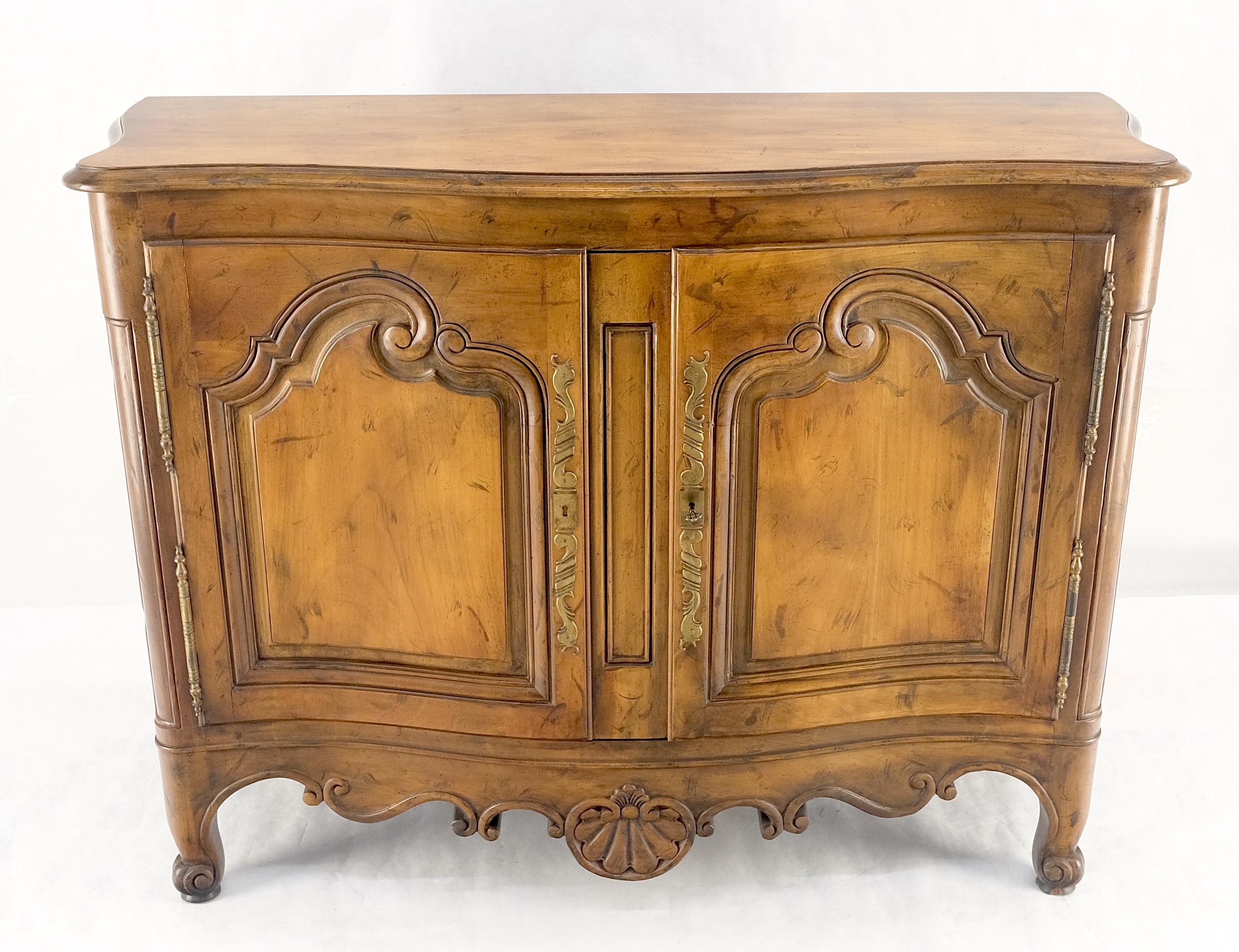 Baker Spanish Coloni Large Carved Double Doors 2 Drawers Compartment Sideboard In condizioni ottime in vendita a Rockaway, NJ