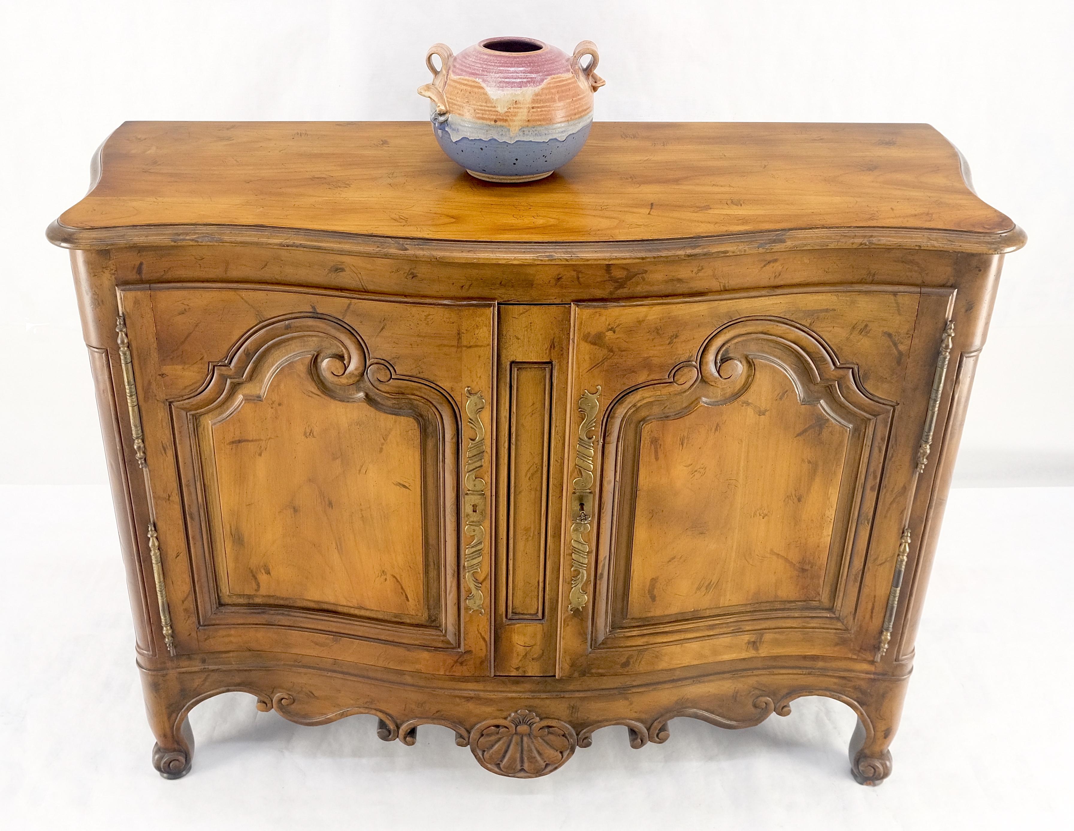 Baker Spanish Coloni Large Carved Double Doors 2 Drawers Compartment Sideboard in vendita 1