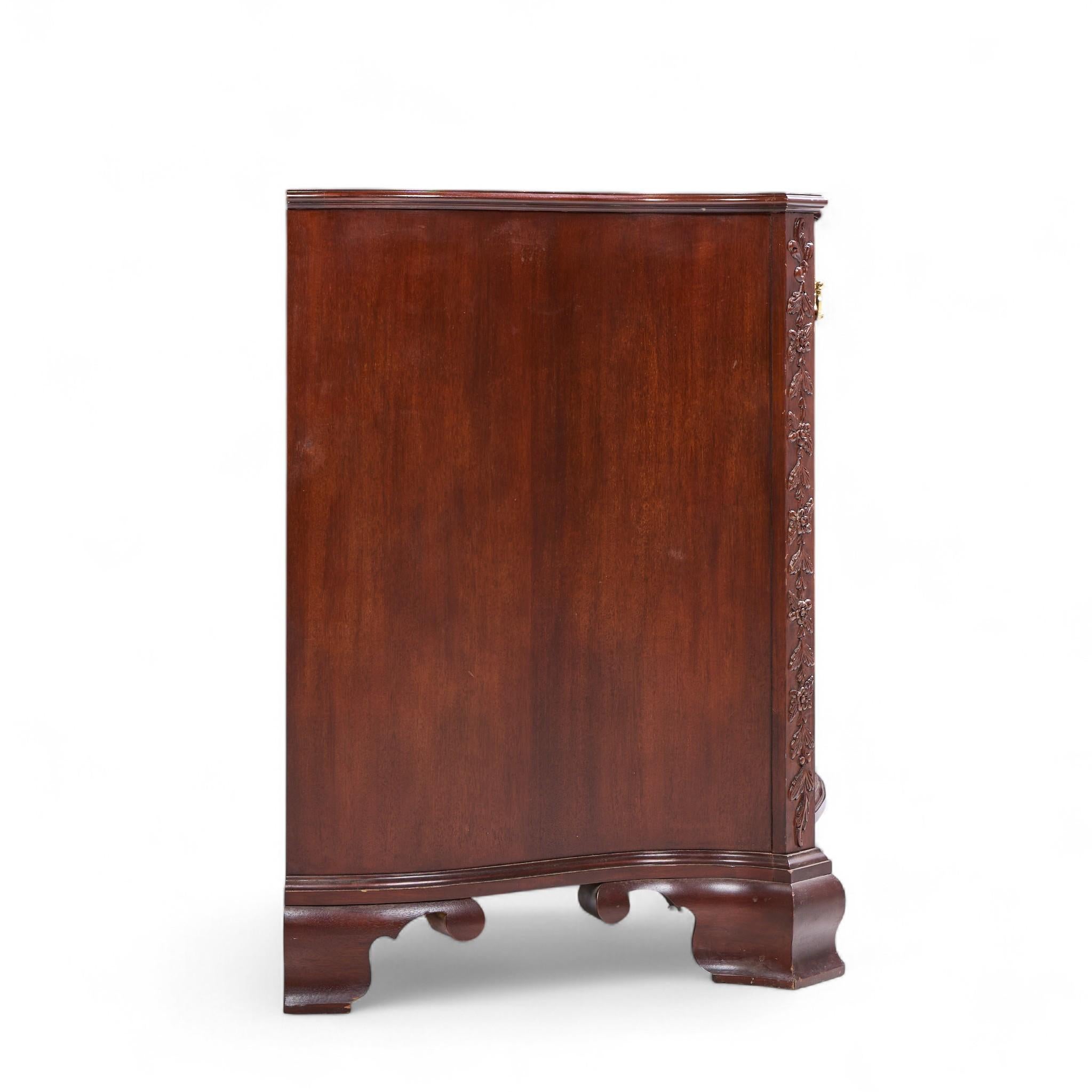 Baker Stately Homes Chippendale Serpentine Mahogany Bachelors Chest Dresser In condizioni buone in vendita a Franklin Park, IL