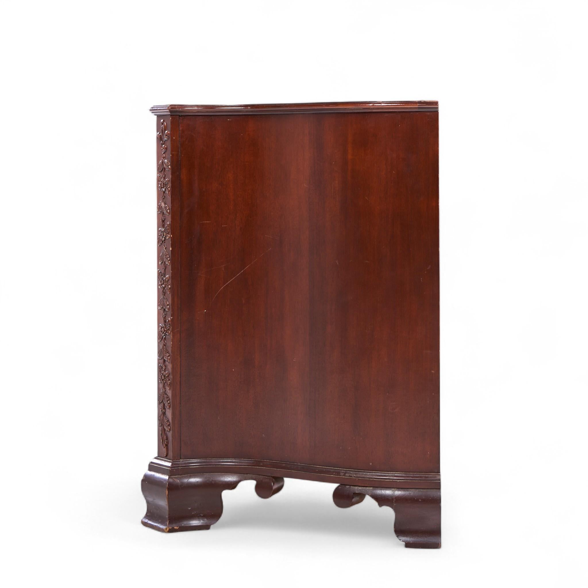XX secolo Baker Stately Homes Chippendale Serpentine Mahogany Bachelors Chest Dresser in vendita