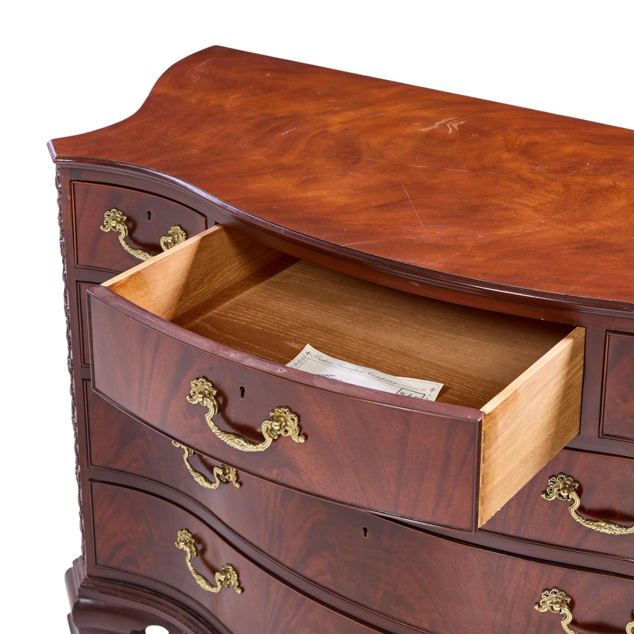 Mogano Baker Stately Homes Chippendale Serpentine Mahogany Bachelors Chest Dresser in vendita
