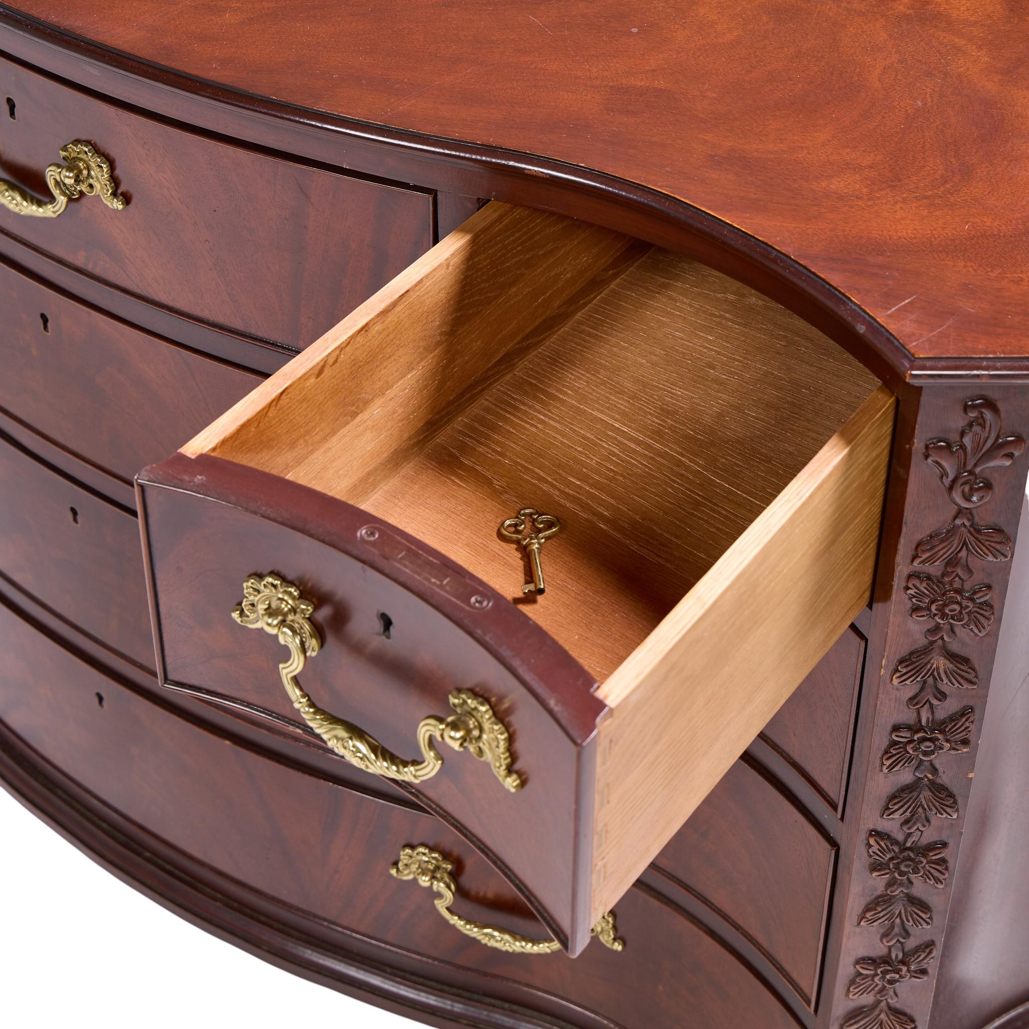Baker Stately Homes Chippendale Serpentine Mahogany Bachelors Chest Dresser in vendita 1