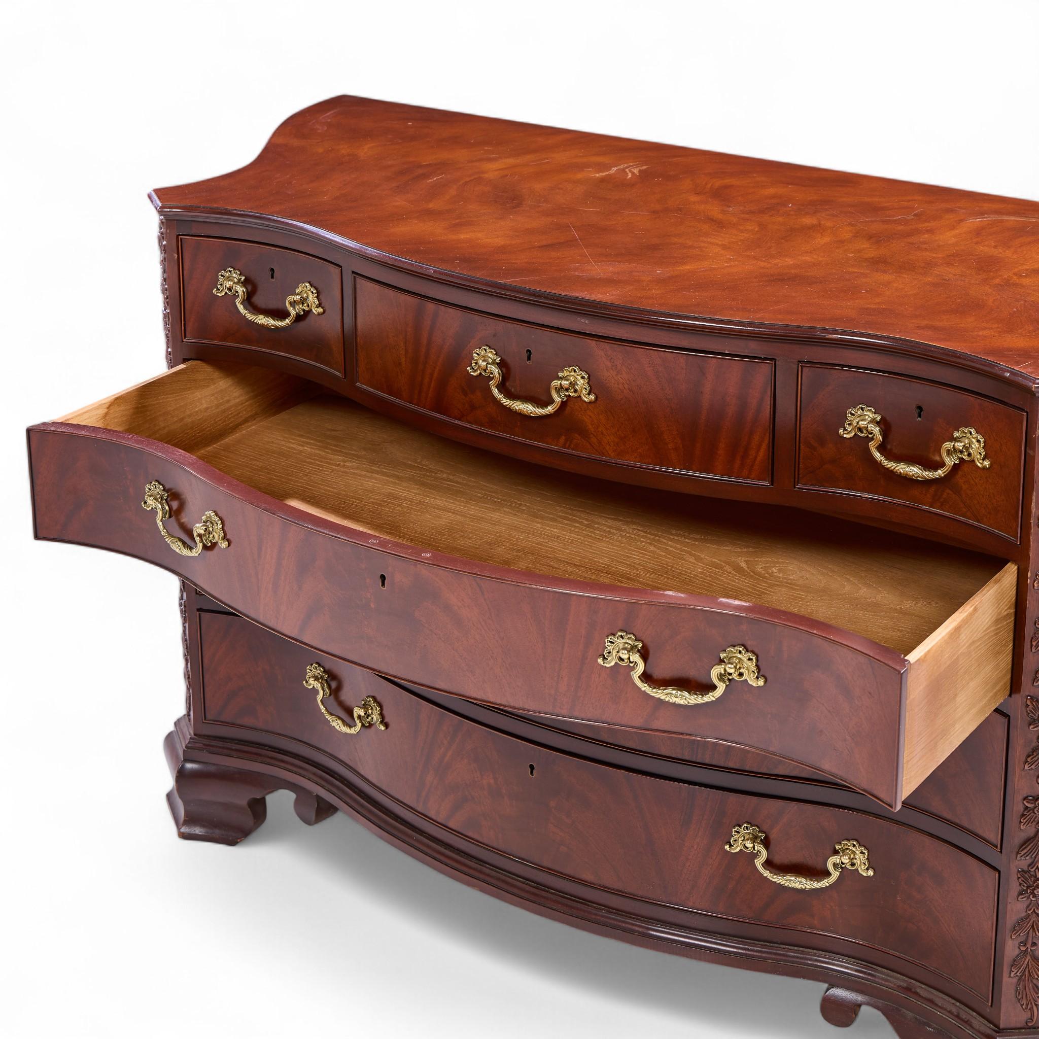 Baker Stately Homes Chippendale Serpentine Mahogany Bachelors Chest Dresser in vendita 2