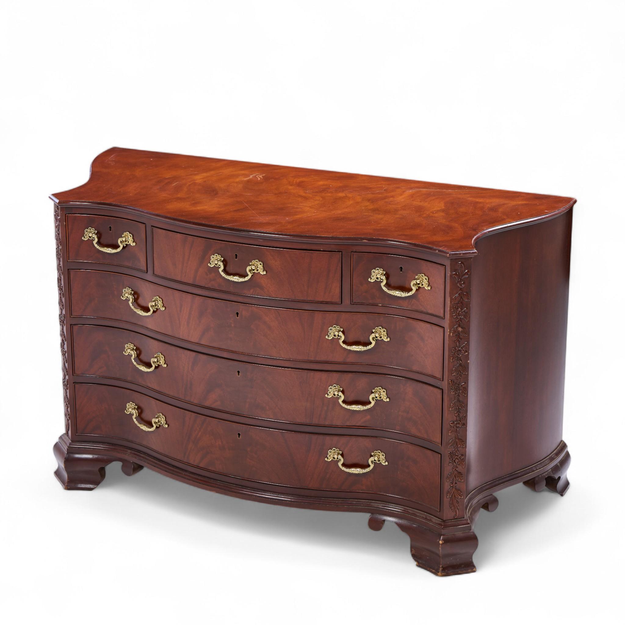 Baker Stately Homes Chippendale Serpentine Mahogany Bachelors Chest Dresser in vendita 3