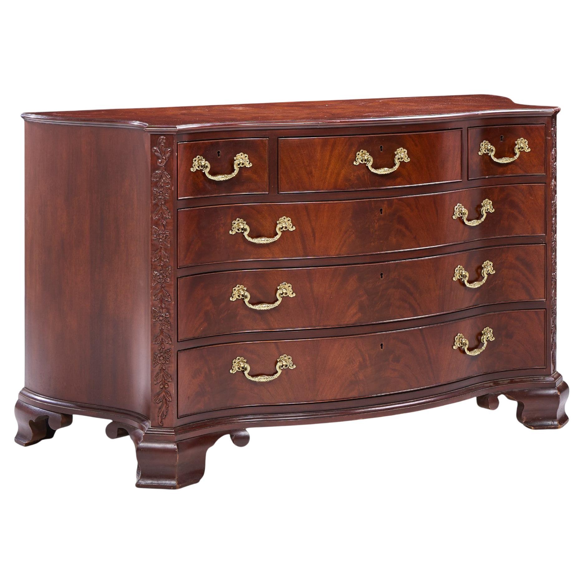 Baker Stately Homes Chippendale Serpentine Mahogany Bachelors Chest Dresser in vendita