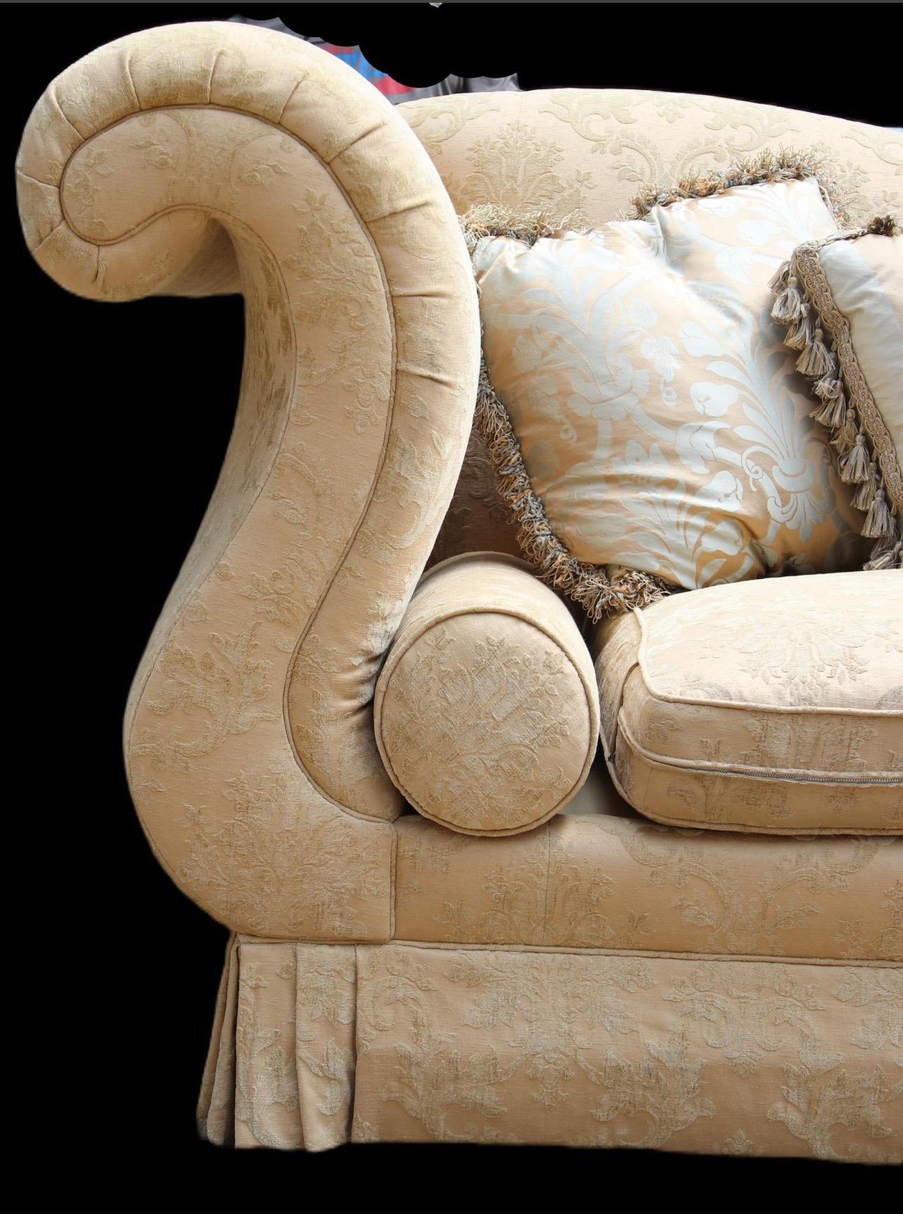 Dalla collezione Stately Homes di Baker Furniture. Divano monumentale con bracci a rotelle in stile Impero Revival. 