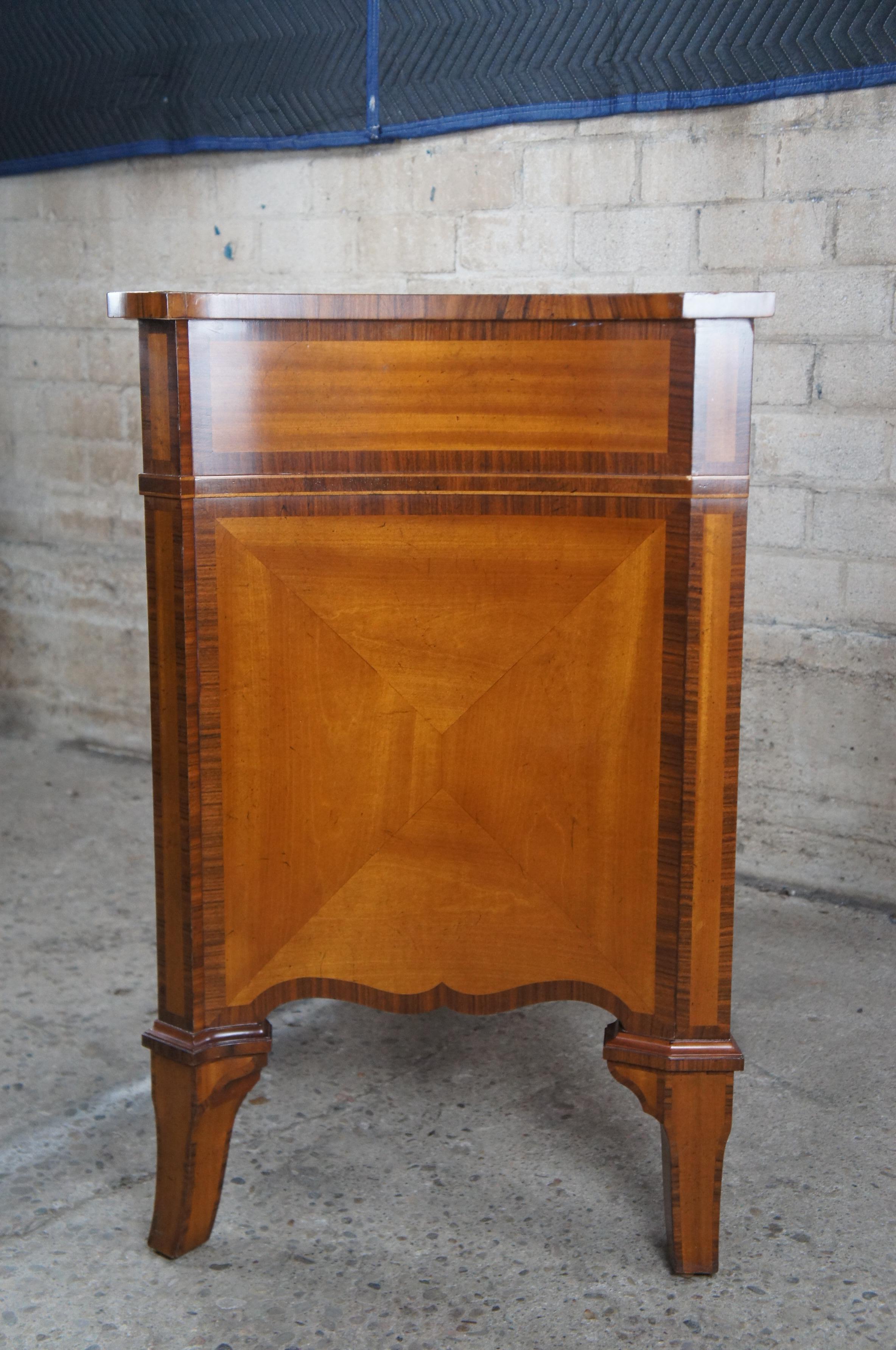 Commode serpentine en bois de satin et acajou George III de Baker Stately Homes en vente 4