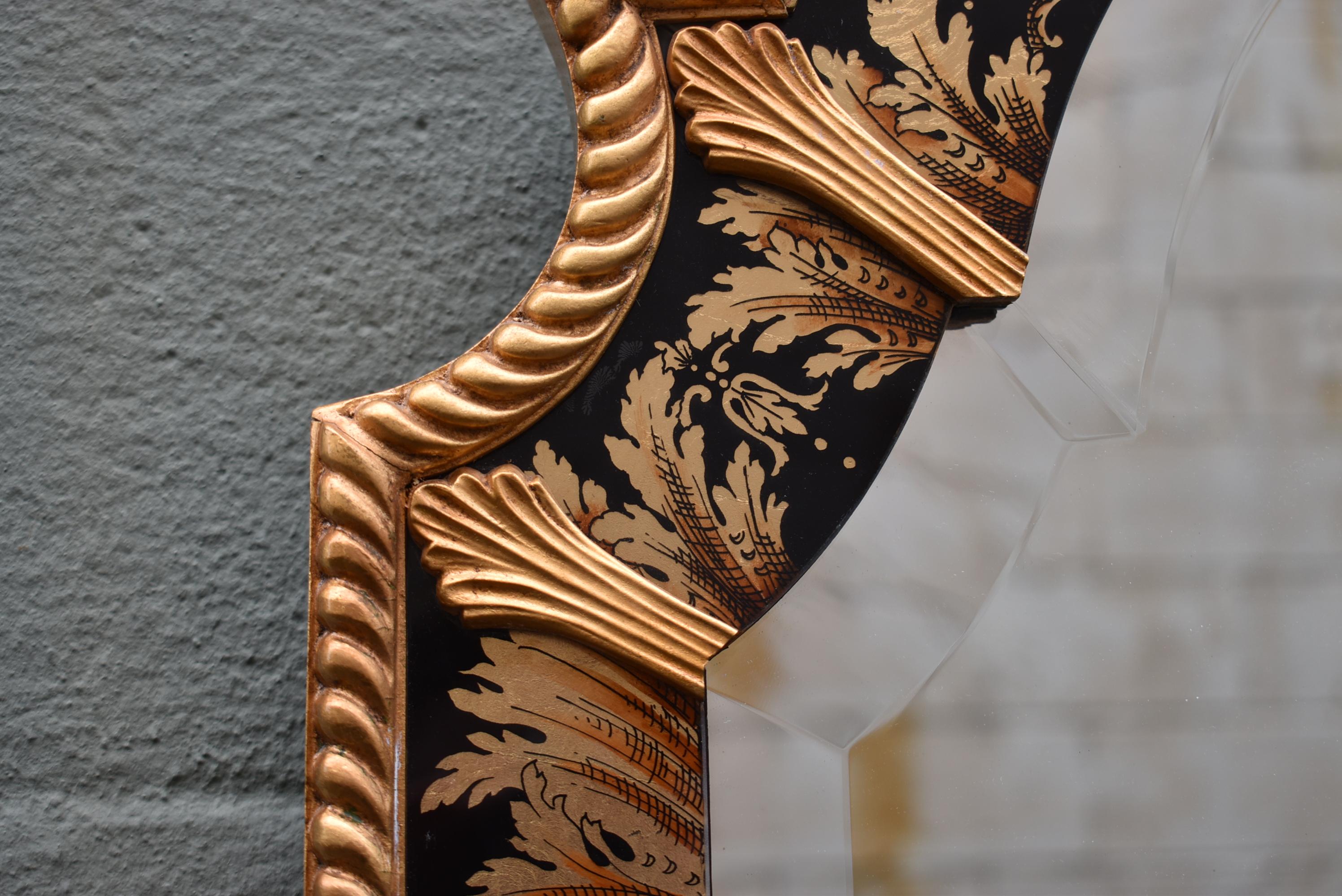 Ce miroir mural biseauté de style chinoiserie fait partie de la collection Stately Homes de Baker Furniture. Le miroir présente des panneaux peints à l'envers et un cadre doré. 