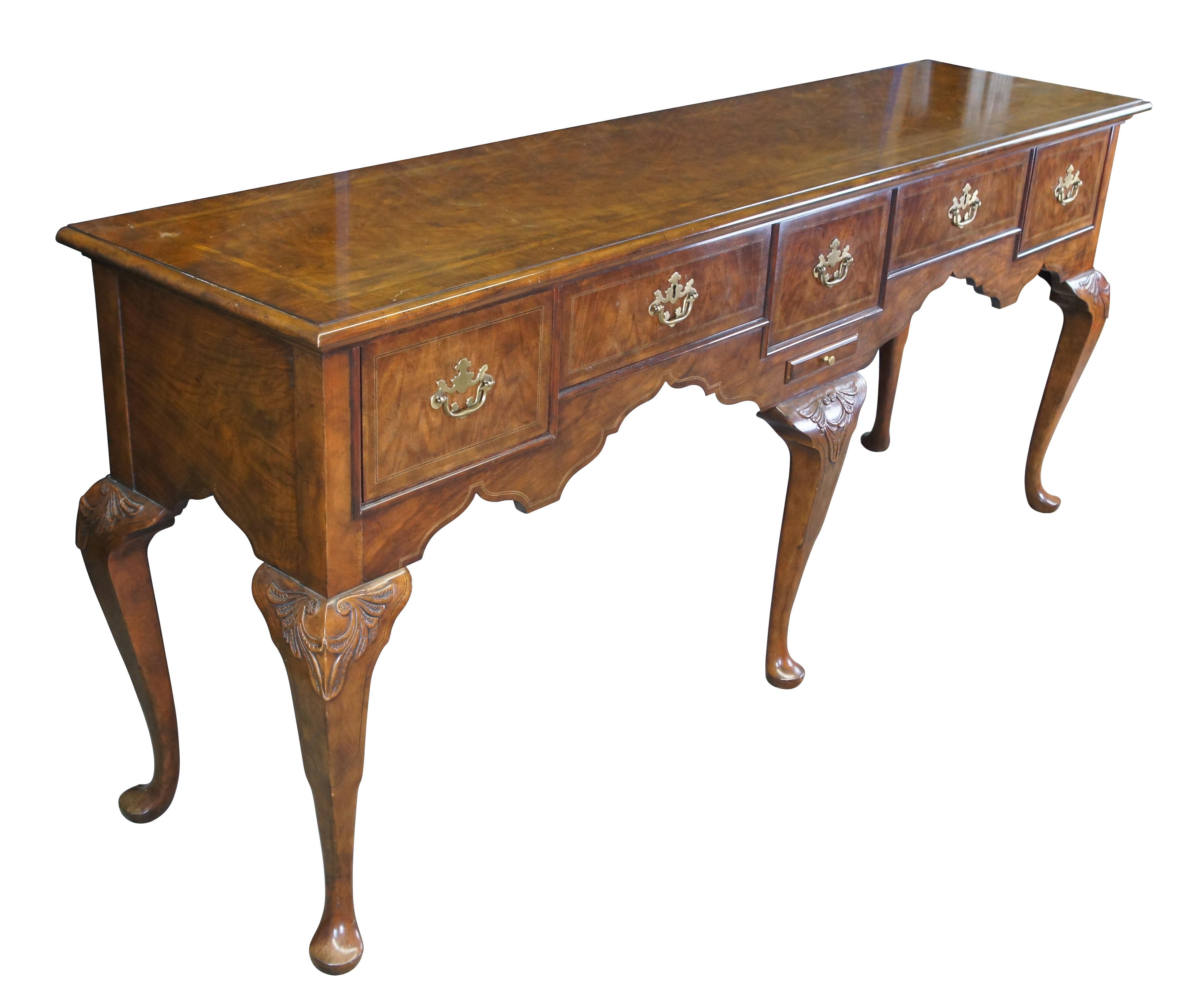 Vintage Baker Furniture Stately Homes Queen Anne credenza / buffet / console / tavolo da divano.  Realizzato in mogano, ha una forma rettangolare con cinque cassetti e una bordatura a spina di pesce e intarsi.  Gambe a cabriole con piedini a