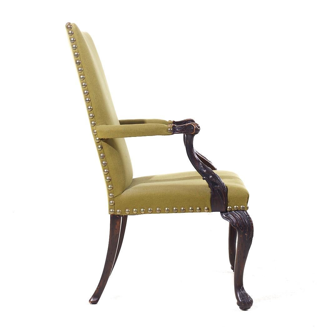 Poltrone da salotto in mogano intagliato in stile Baker Stately Homes - Coppia in vendita 3