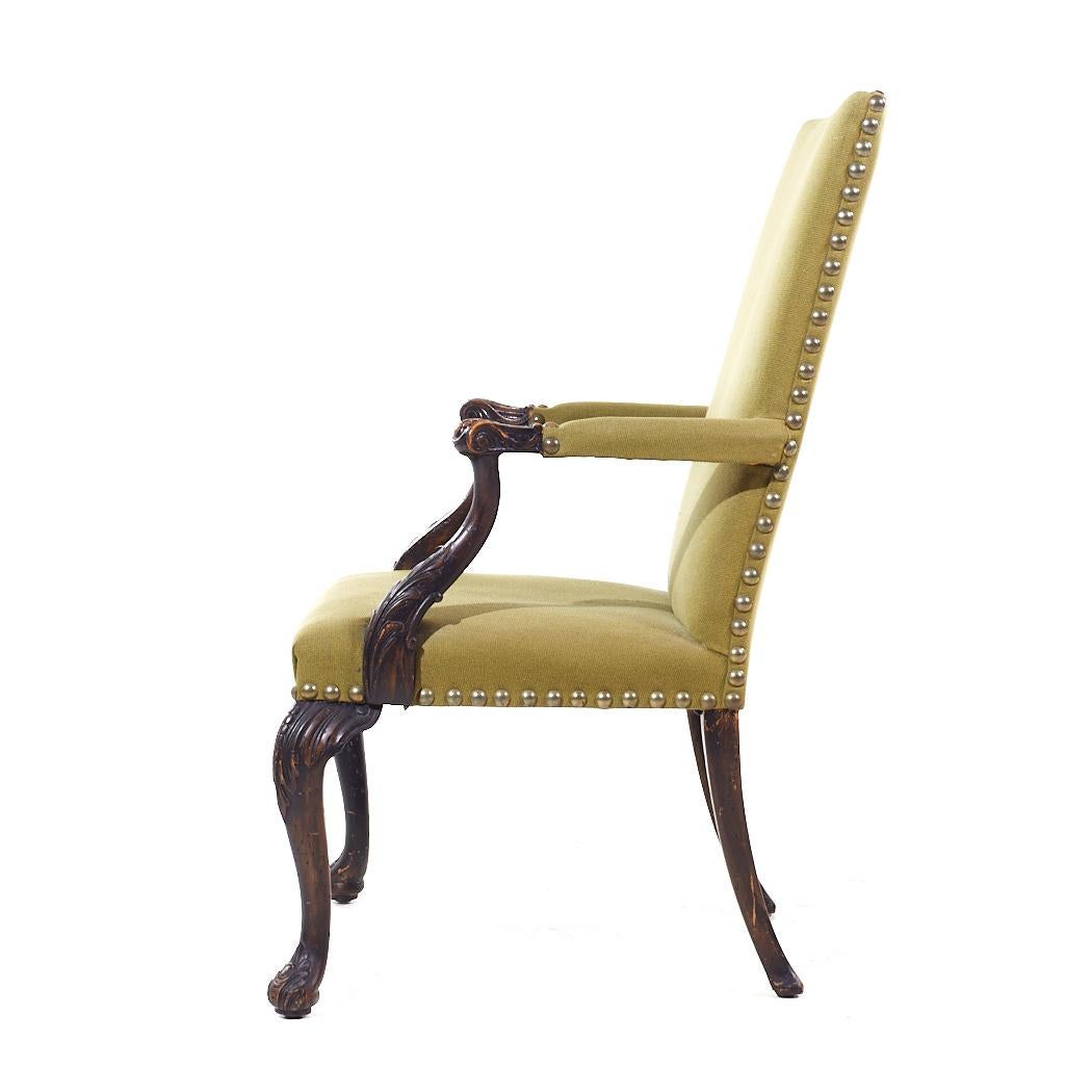 Poltrone da salotto in mogano intagliato in stile Baker Stately Homes - Coppia in vendita 4