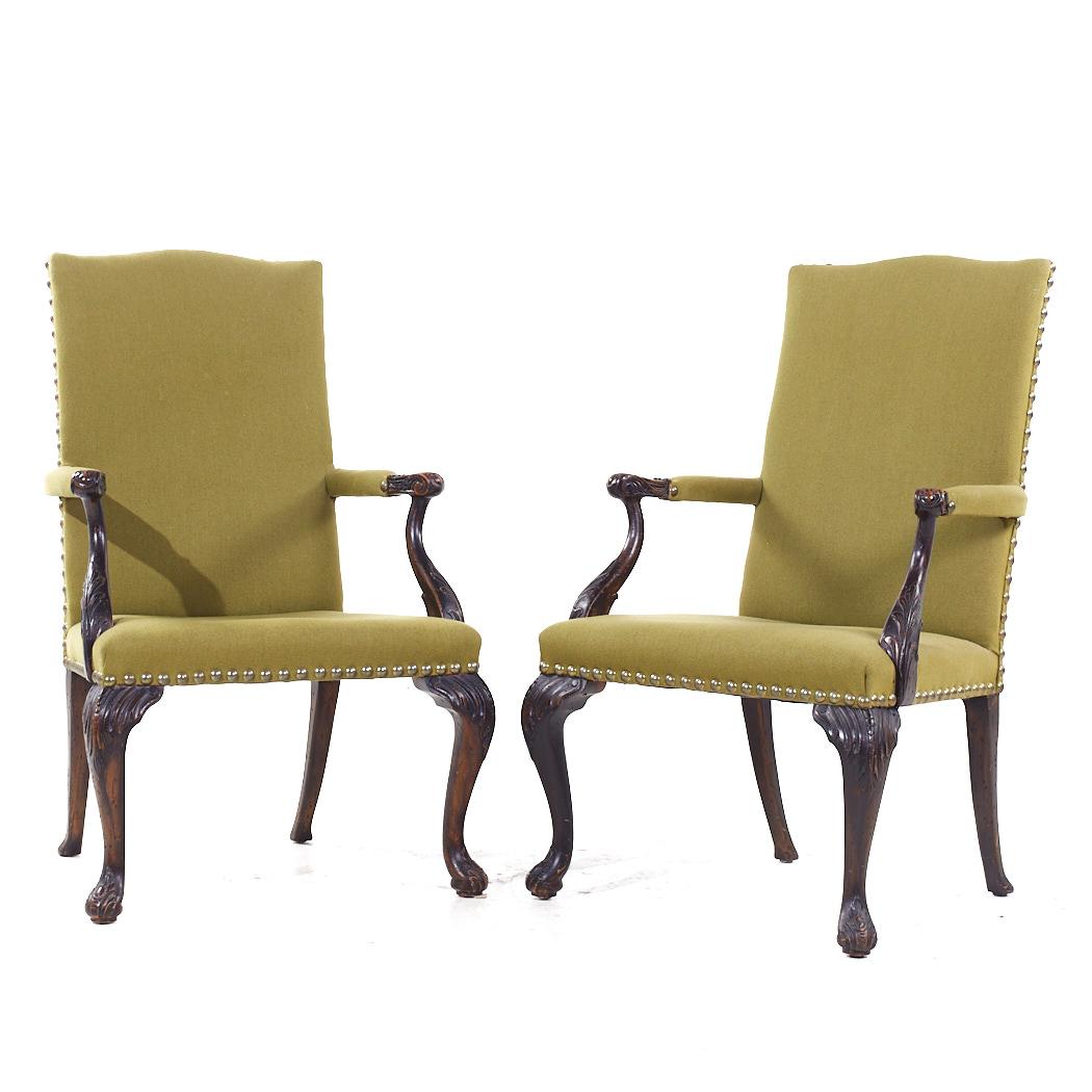 Moderno Poltrone da salotto in mogano intagliato in stile Baker Stately Homes - Coppia in vendita