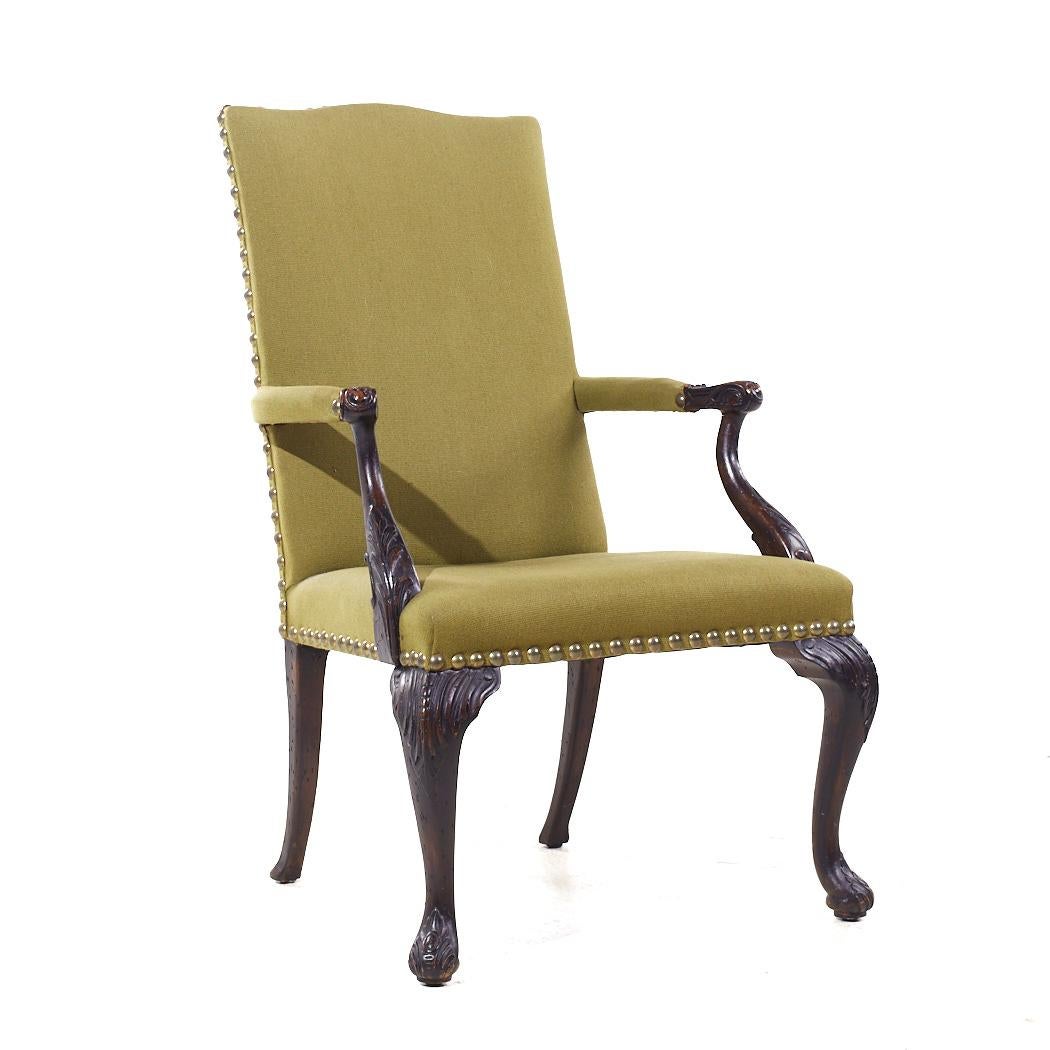 Americano Poltrone da salotto in mogano intagliato in stile Baker Stately Homes - Coppia in vendita
