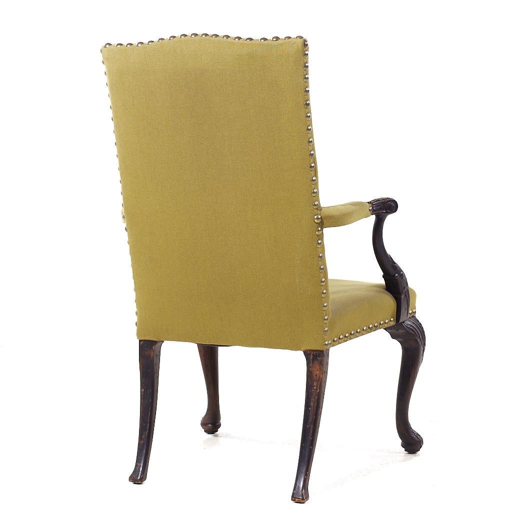 Tappezzeria Poltrone da salotto in mogano intagliato in stile Baker Stately Homes - Coppia in vendita