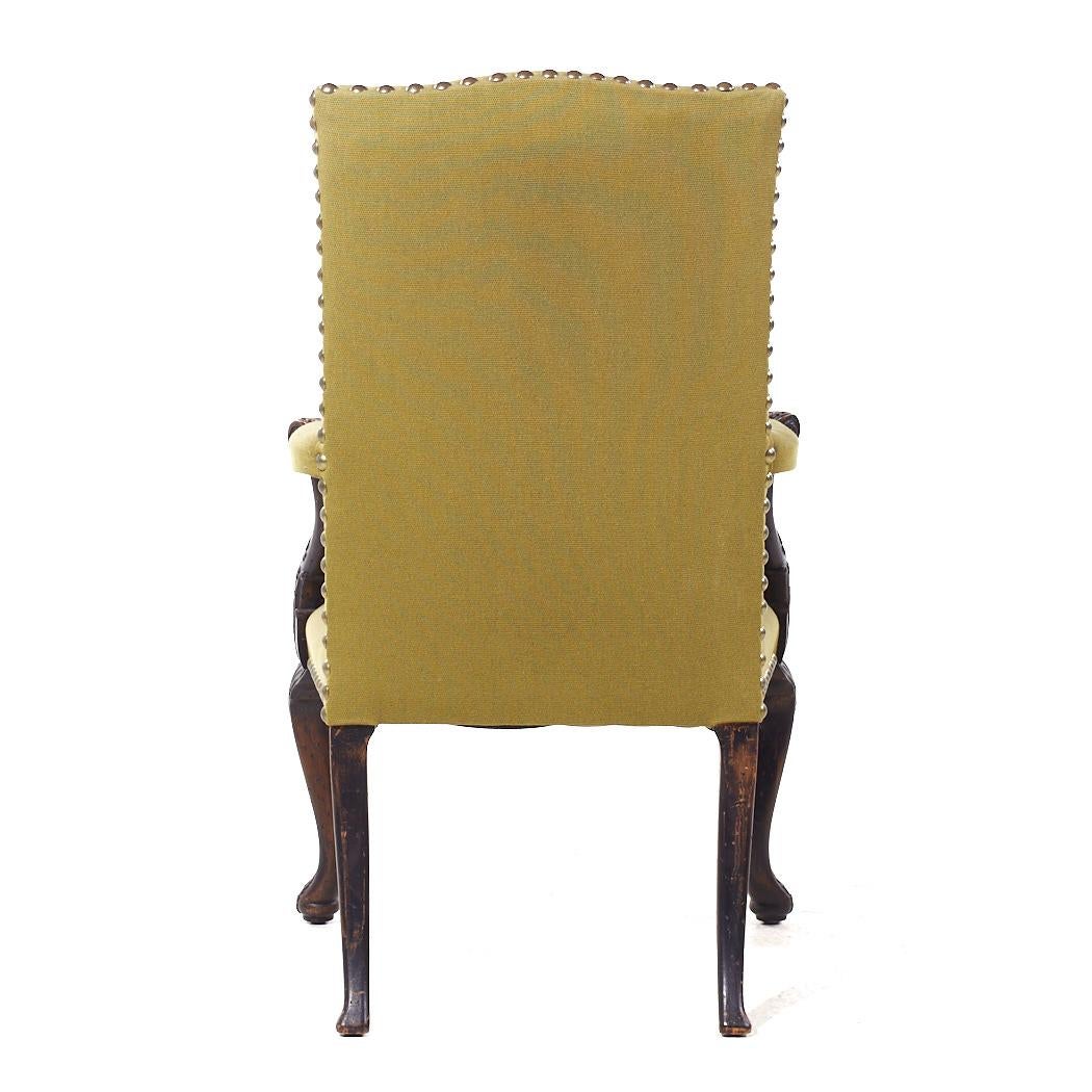 Poltrone da salotto in mogano intagliato in stile Baker Stately Homes - Coppia in vendita 1