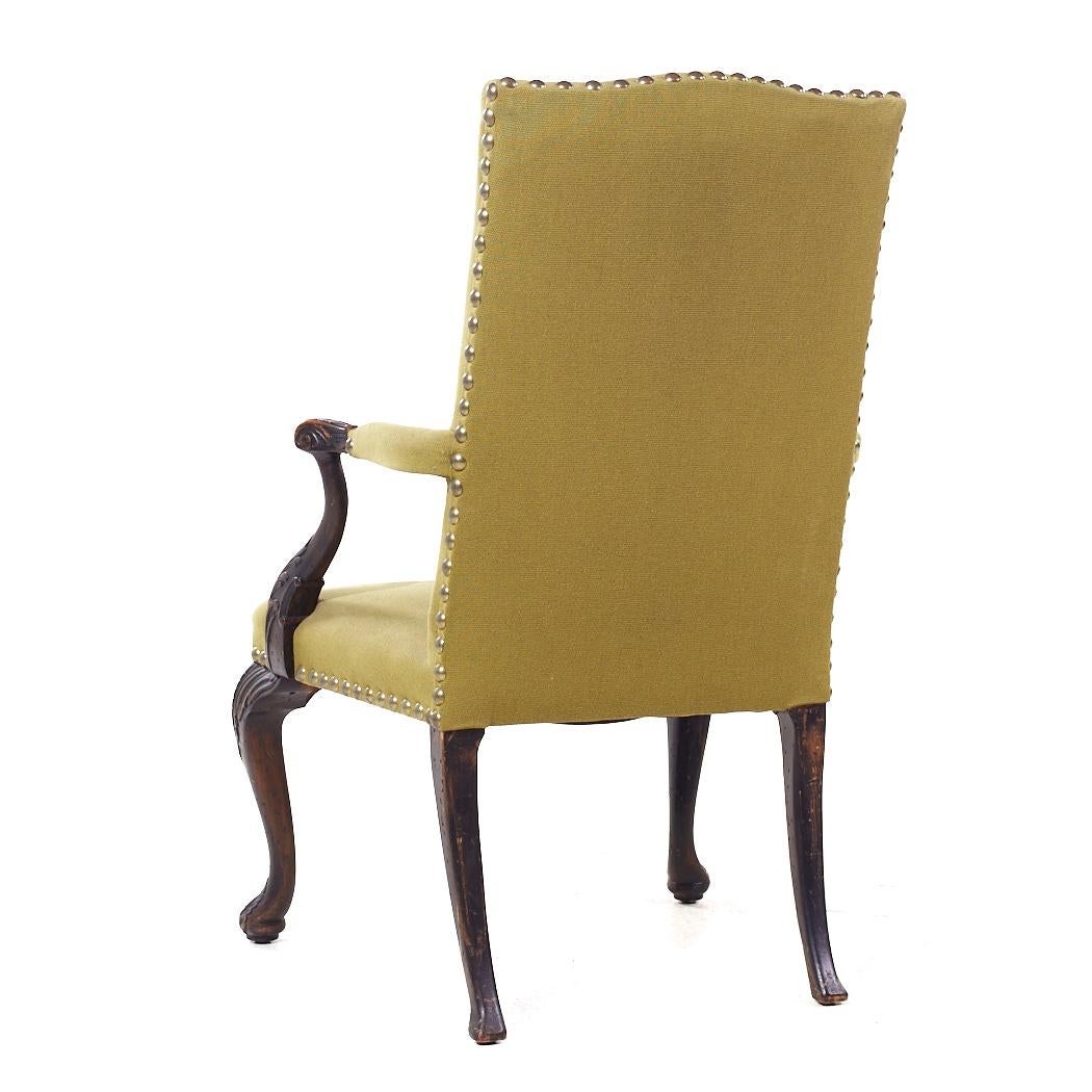 Poltrone da salotto in mogano intagliato in stile Baker Stately Homes - Coppia in vendita 2