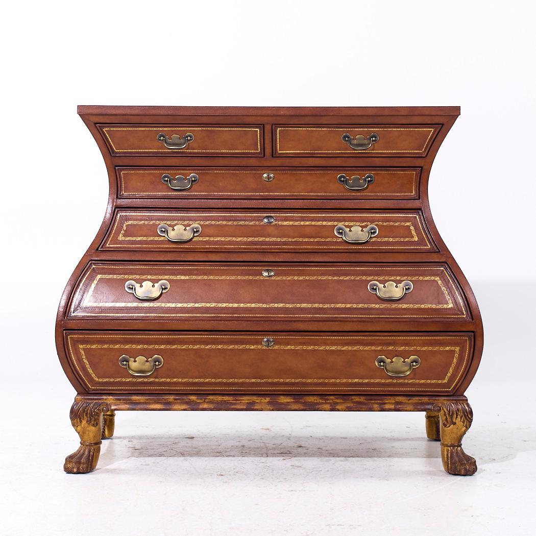 Cassettone Bombay intarsiato in stile Baker Stately Homes

Questo comò misura: 46 pollici di larghezza x 25 di profondità x 40,25 di altezza

Scattiamo le nostre foto in uno studio a illuminazione controllata per mostrare il maggior numero di