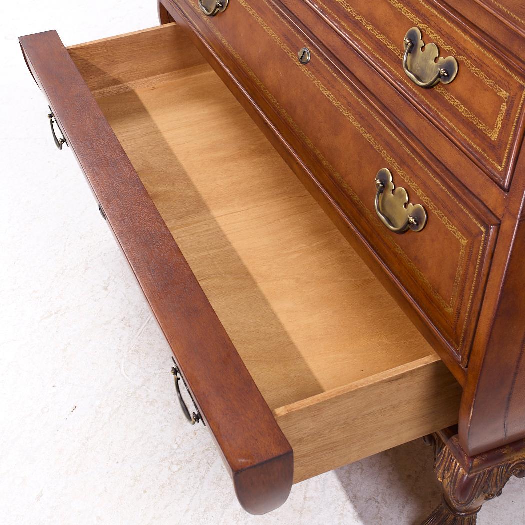 XX secolo Cassettone Bombay intarsiato in stile Baker Stately Homes in vendita