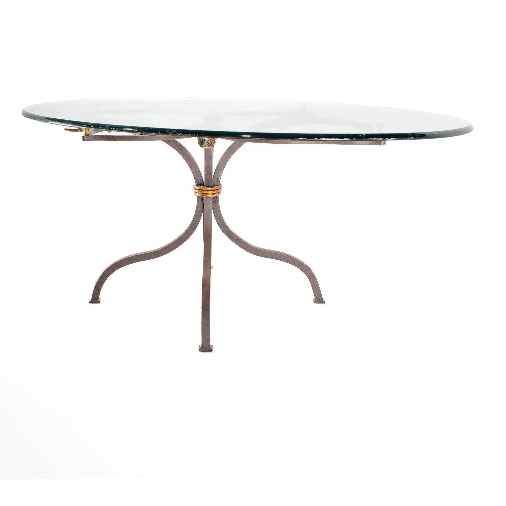 Verre Table basse en fer et verre de style Baker Clover en vente