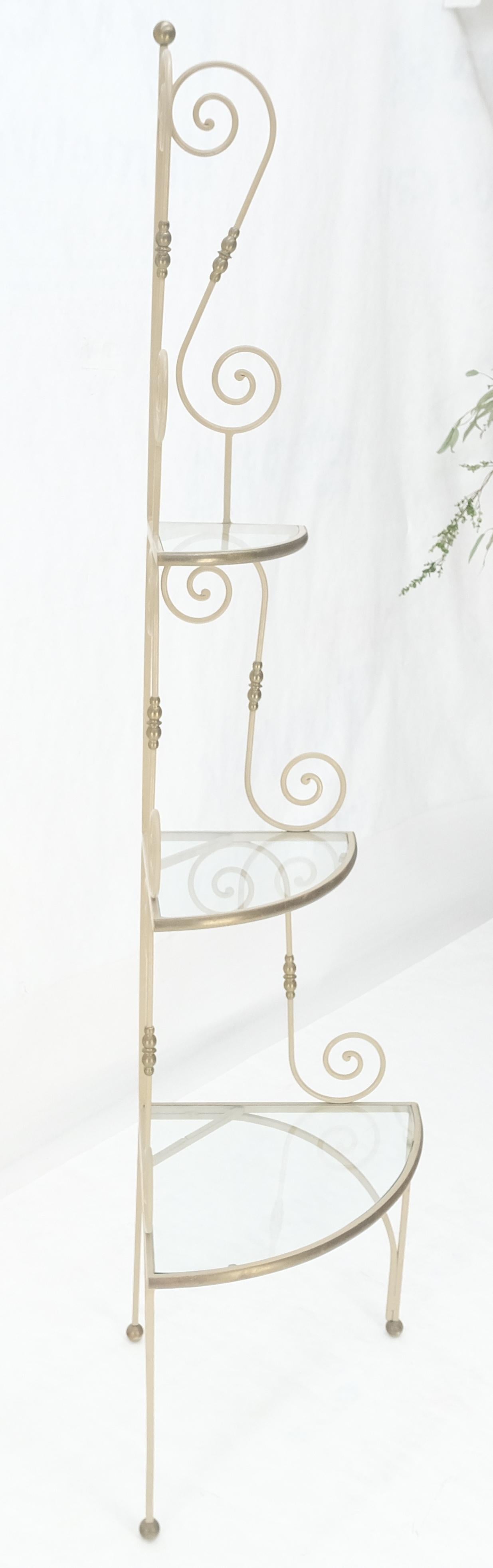 Scaffale ad angolo arrotondato in ferro battuto e ottone, stile Baker, anni '40. in vendita 6