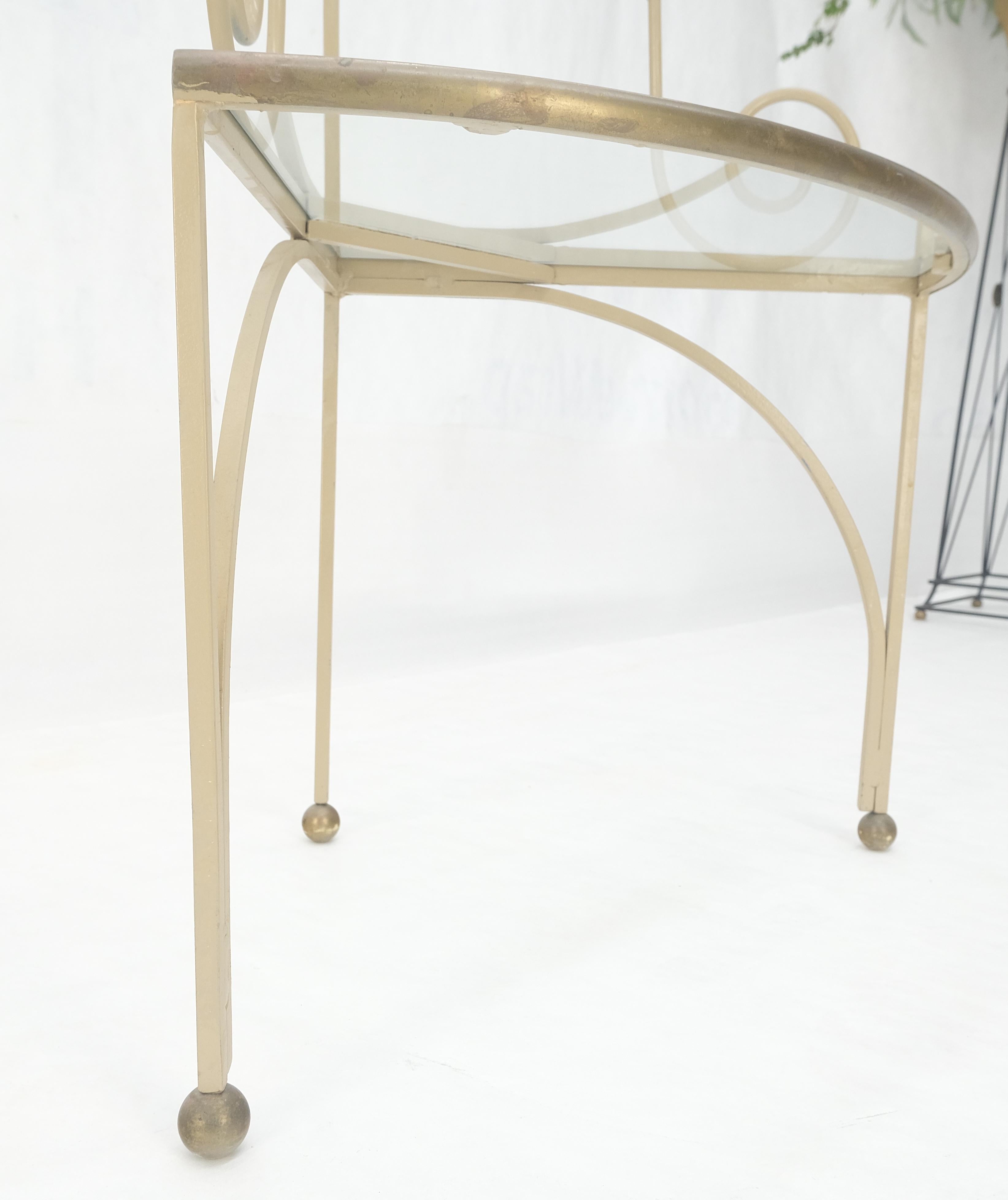 Scaffale ad angolo arrotondato in ferro battuto e ottone, stile Baker, anni '40. in vendita 8