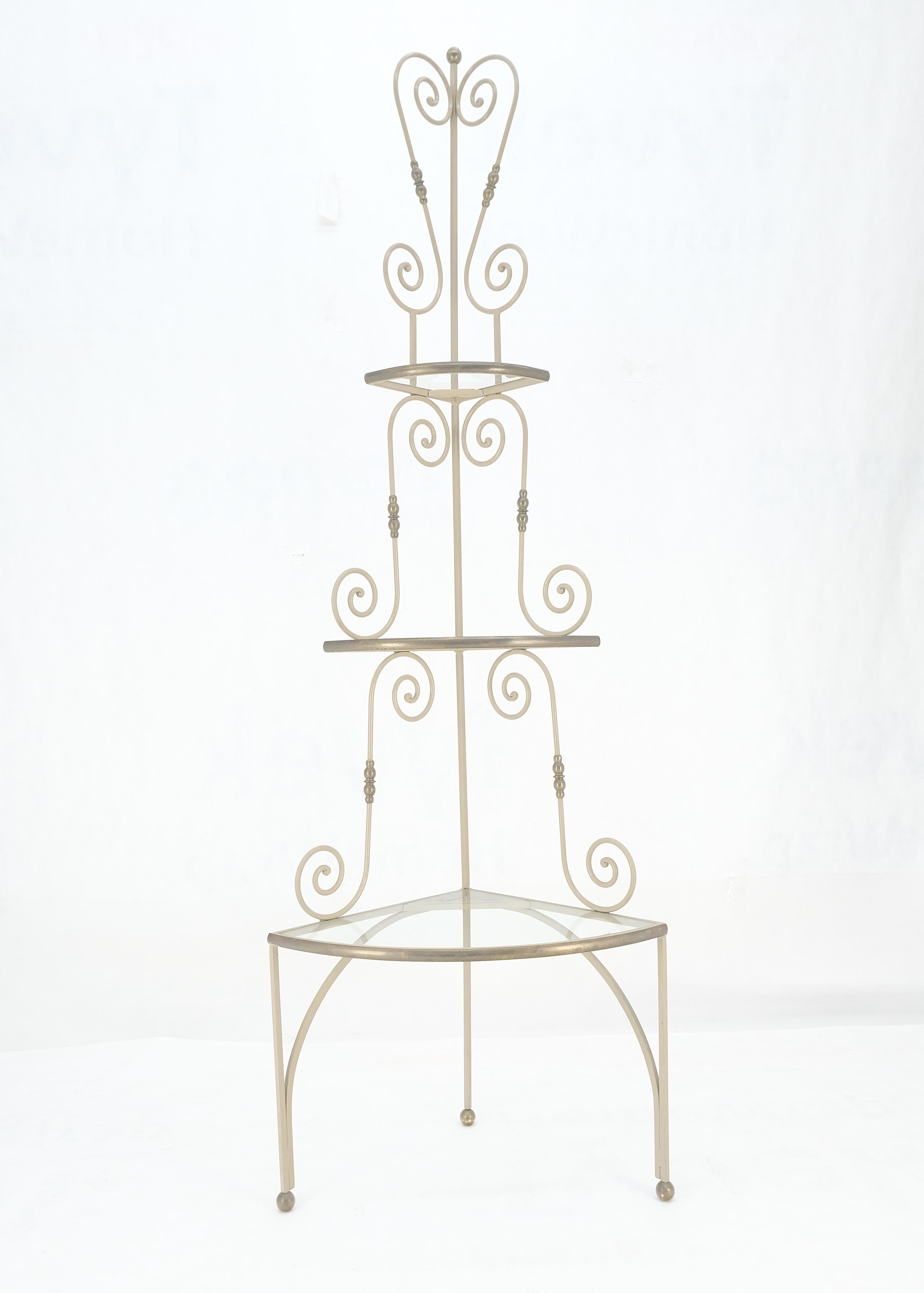 Country Scaffale ad angolo arrotondato in ferro battuto e ottone, stile Baker, anni '40. in vendita