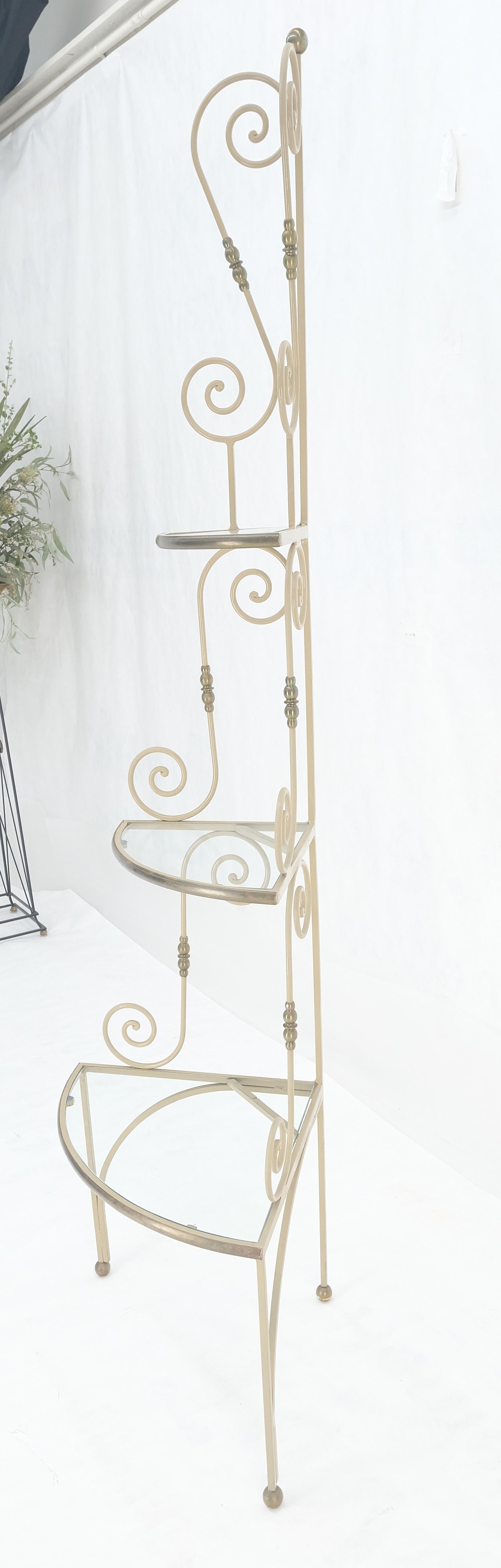 Ottone Scaffale ad angolo arrotondato in ferro battuto e ottone, stile Baker, anni '40. in vendita