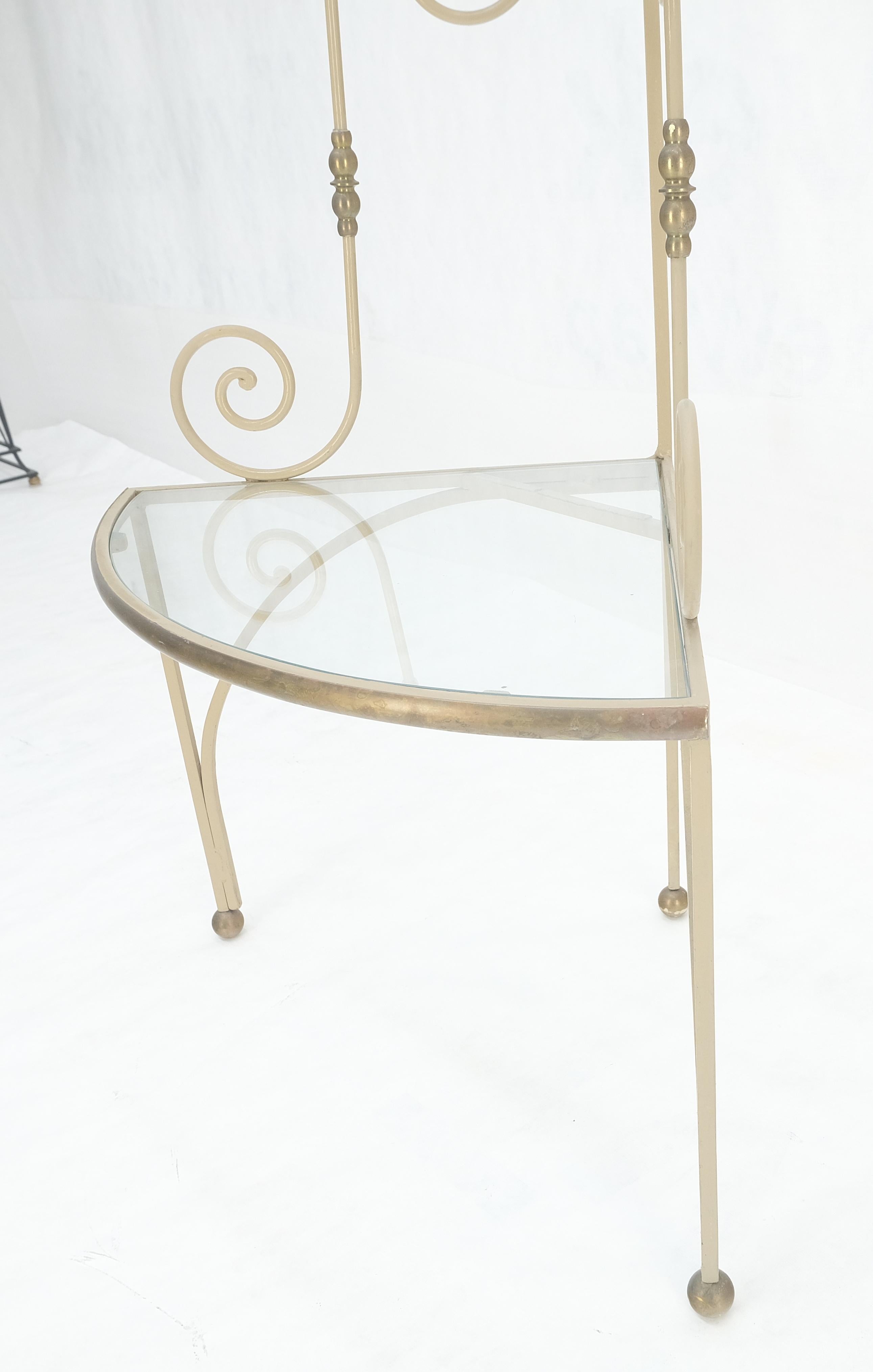 Scaffale ad angolo arrotondato in ferro battuto e ottone, stile Baker, anni '40. in vendita 1
