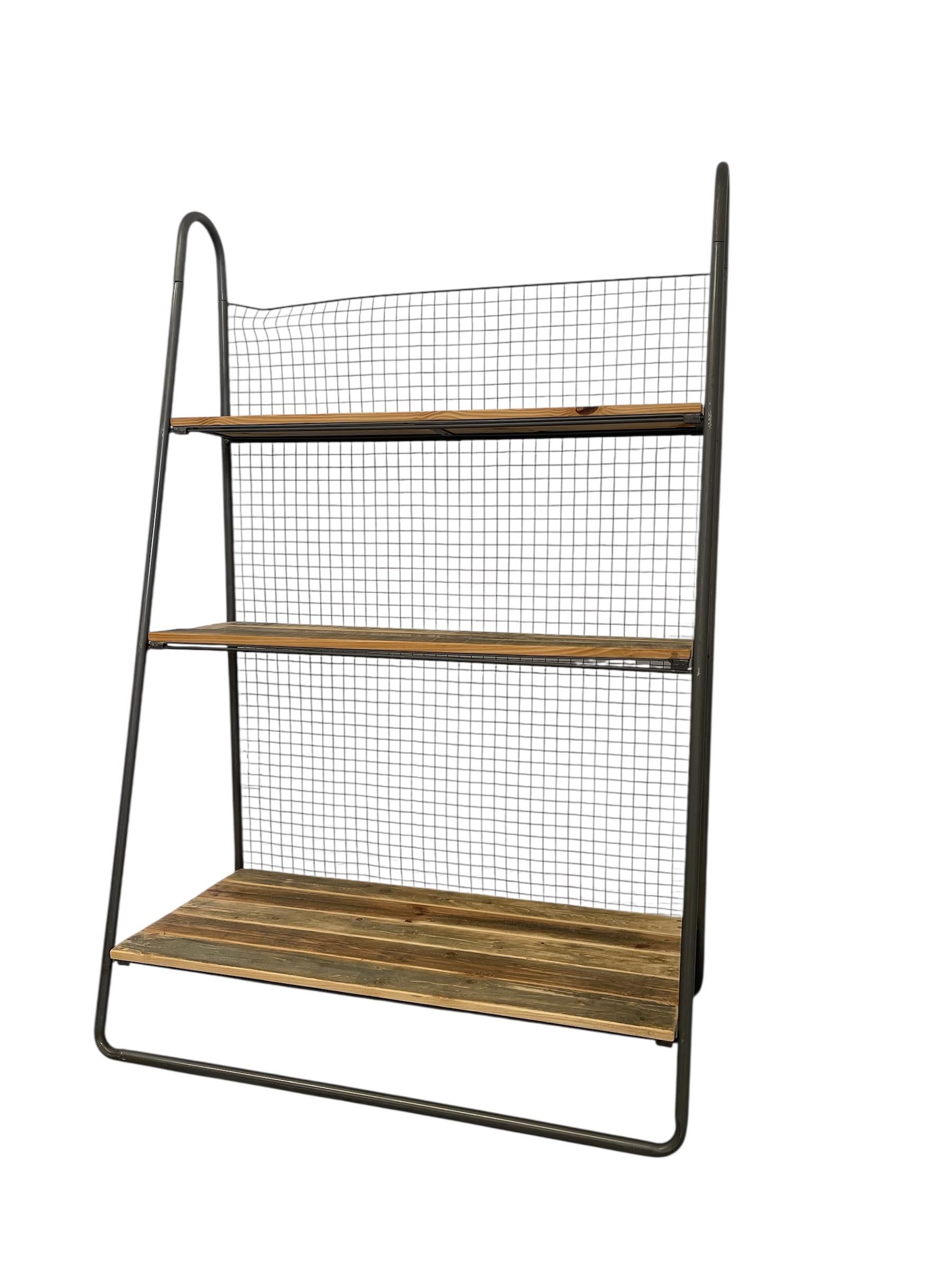  Esta estantería de estilo Baker combina el encanto industrial con un diseño práctico. Tiene un armazón de tubo de acero con recubrimiento de polvo negro, una silueta suavemente afilada y un respaldo de alambre de rejilla para añadir estructura e