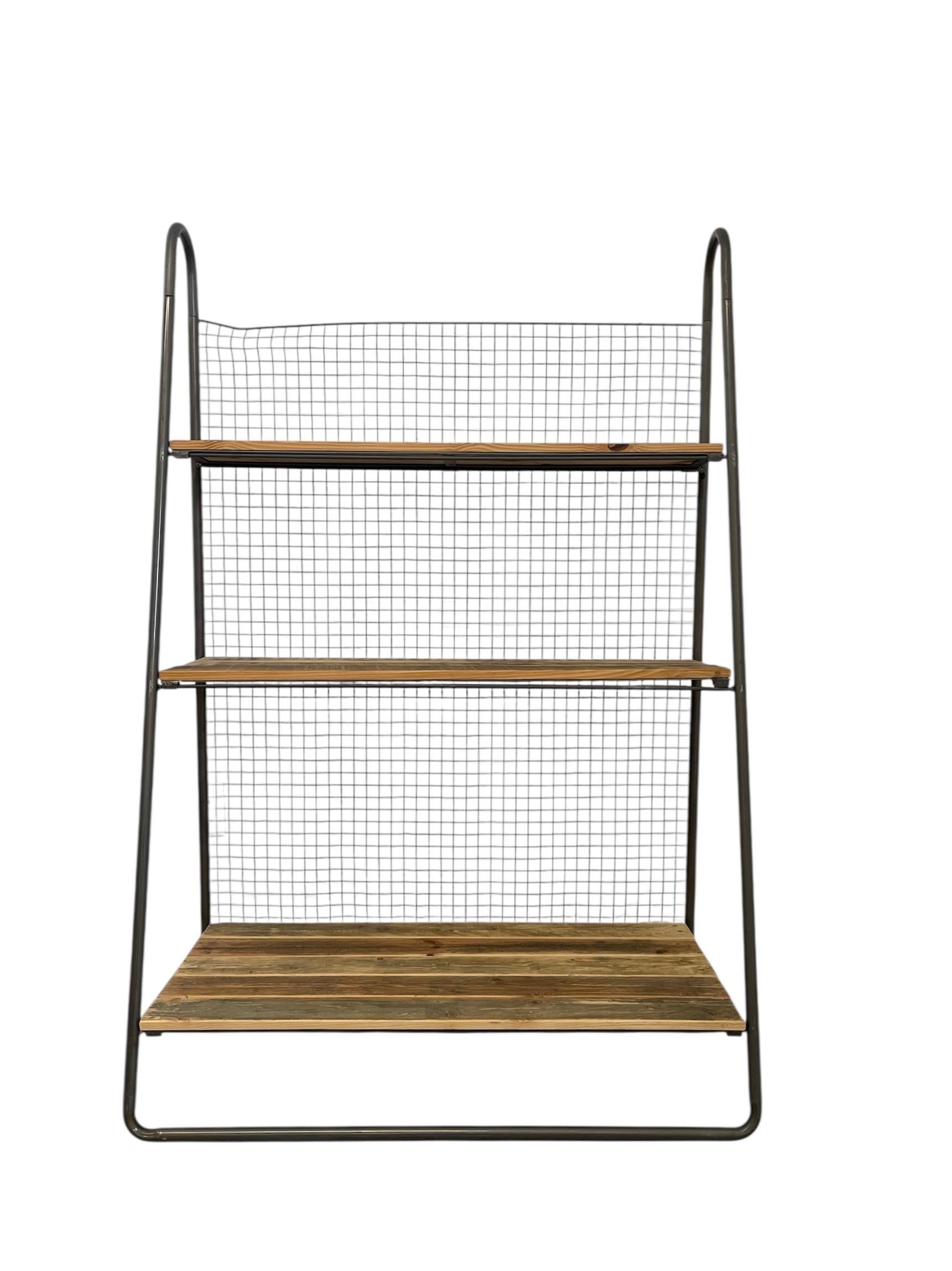 Estantería para libros recuperada estilo panadero con estructura metálica industrial y respaldo de alambre Moderno de mediados de siglo en venta