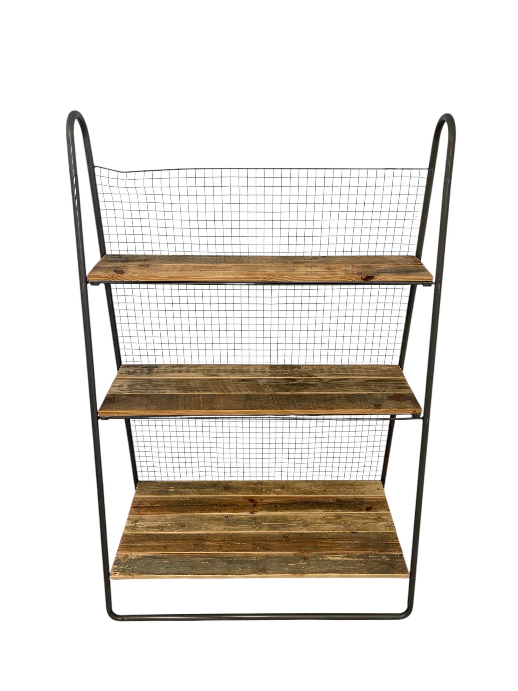 Estantería para libros recuperada estilo panadero con estructura metálica industrial y respaldo de alambre en Bueno estado para la venta en Seattle, WA