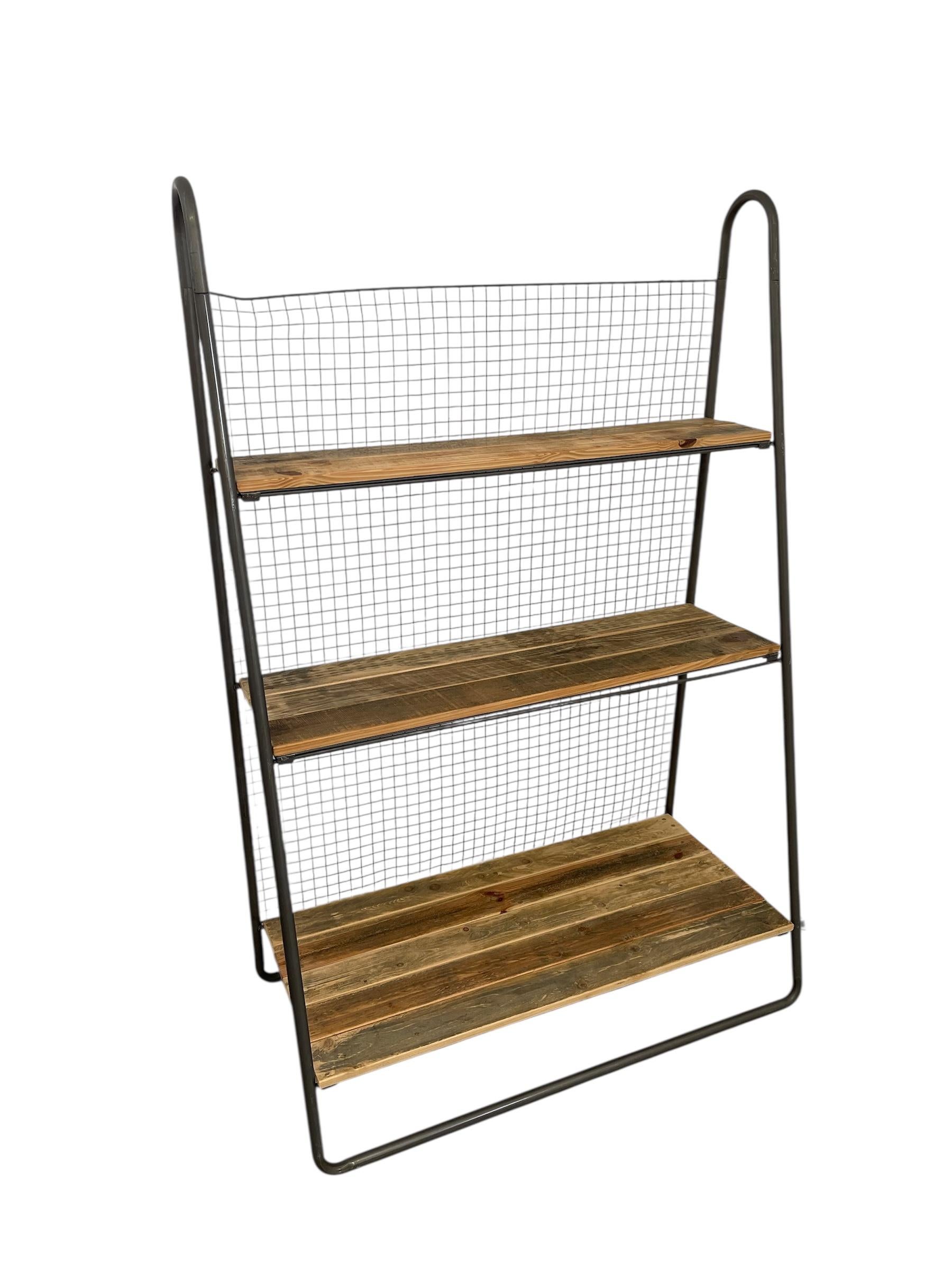 Estantería para libros recuperada estilo panadero con estructura metálica industrial y respaldo de alambre finales del siglo XX en venta