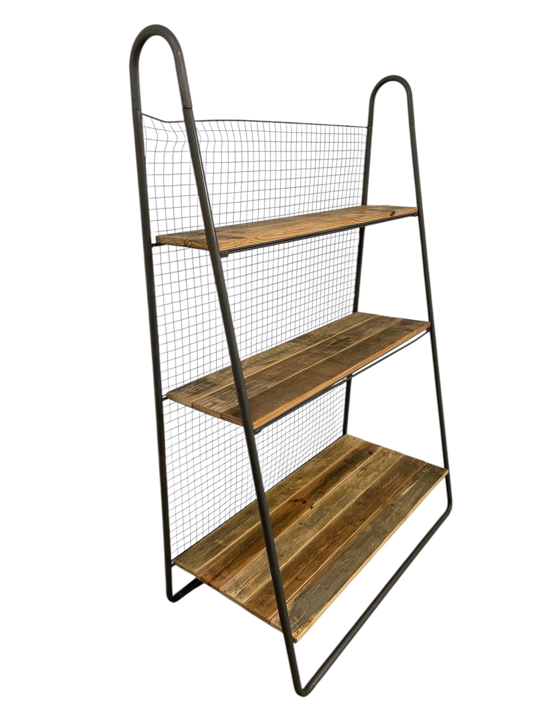 Estantería para libros recuperada estilo panadero con estructura metálica industrial y respaldo de alambre Acero en venta