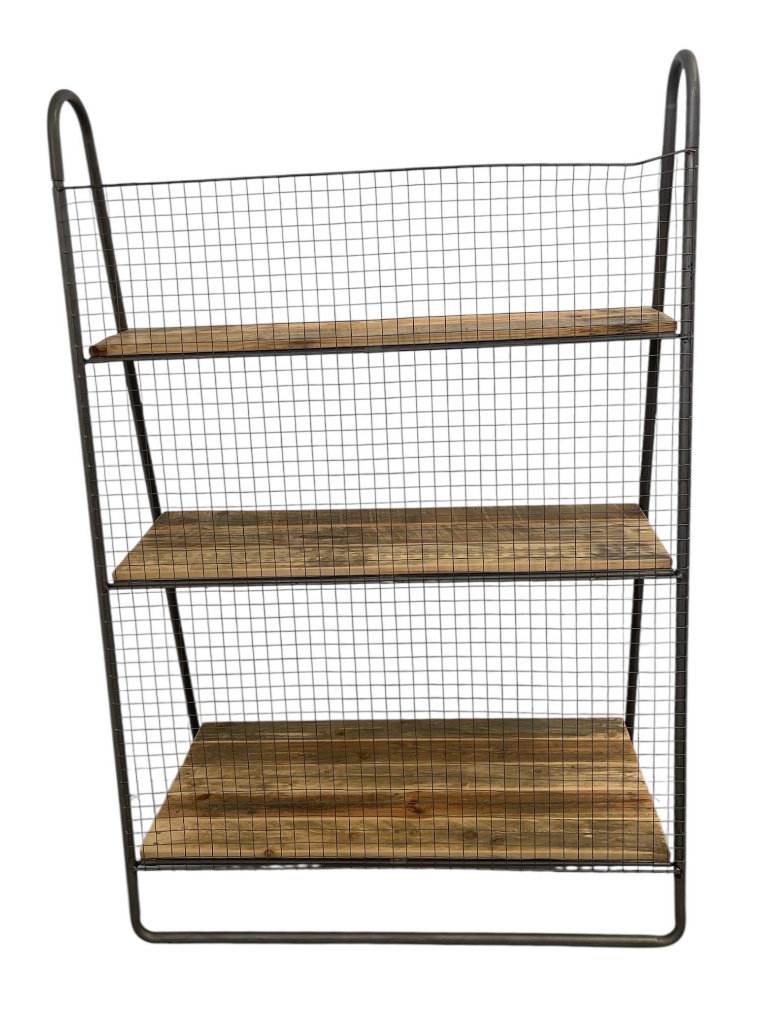 Estantería para libros recuperada estilo panadero con estructura metálica industrial y respaldo de alambre en venta 1