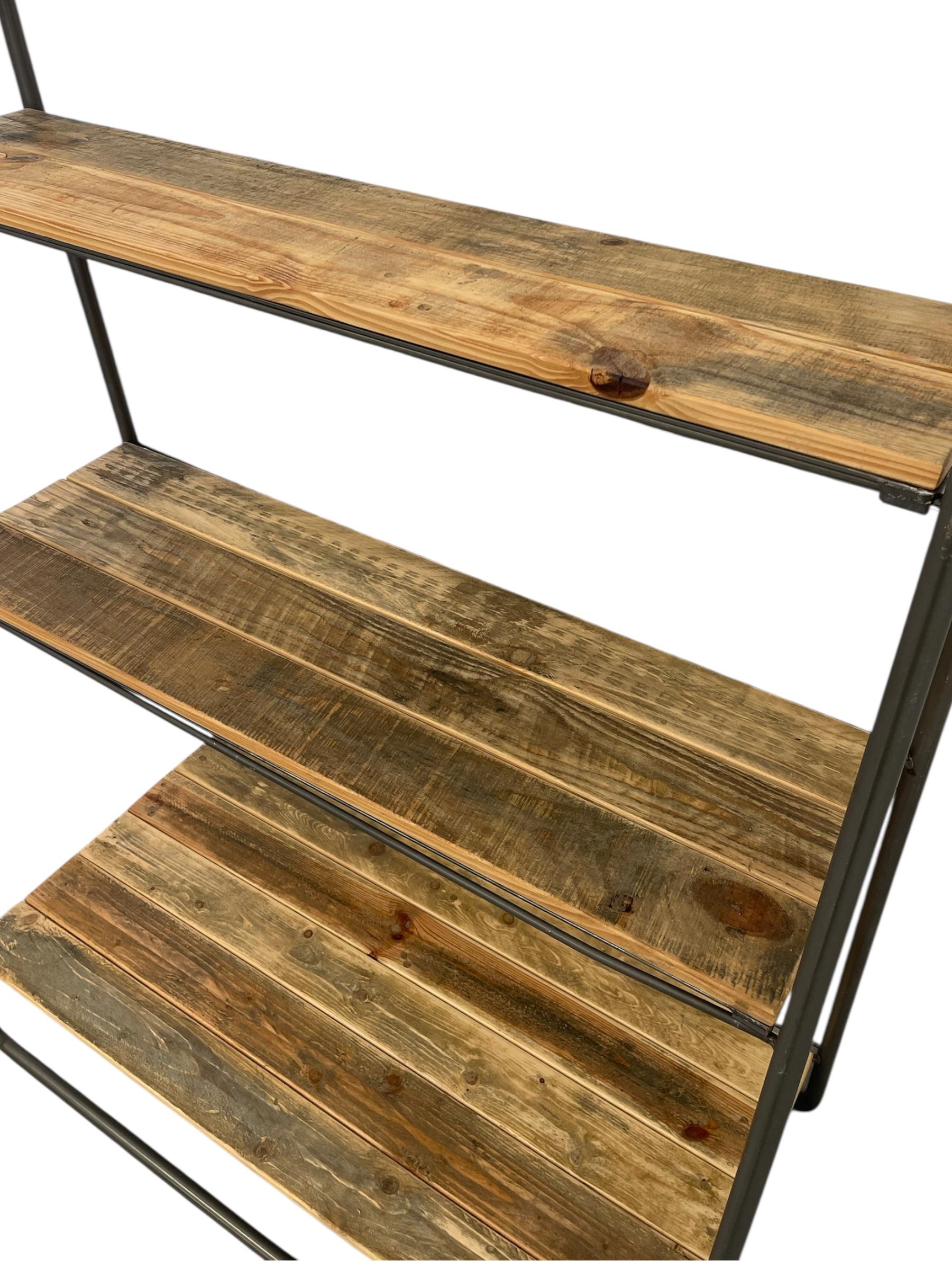 Estantería para libros recuperada estilo panadero con estructura metálica industrial y respaldo de alambre en venta 2