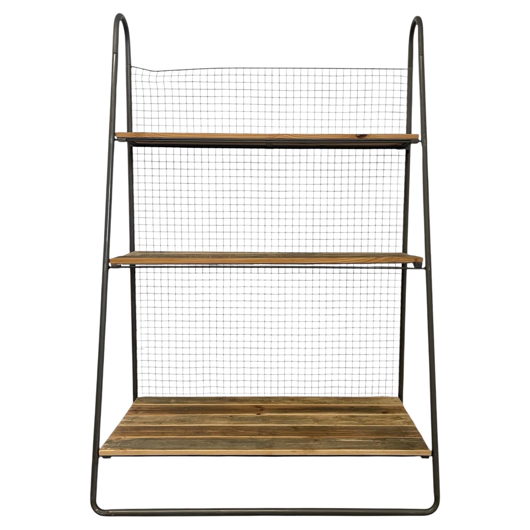 Estantería para libros recuperada estilo panadero con estructura metálica industrial y respaldo de alambre en venta