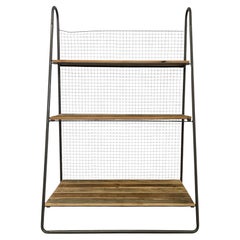 Estantería para libros recuperada estilo panadero con estructura metálica industrial y respaldo de alambre