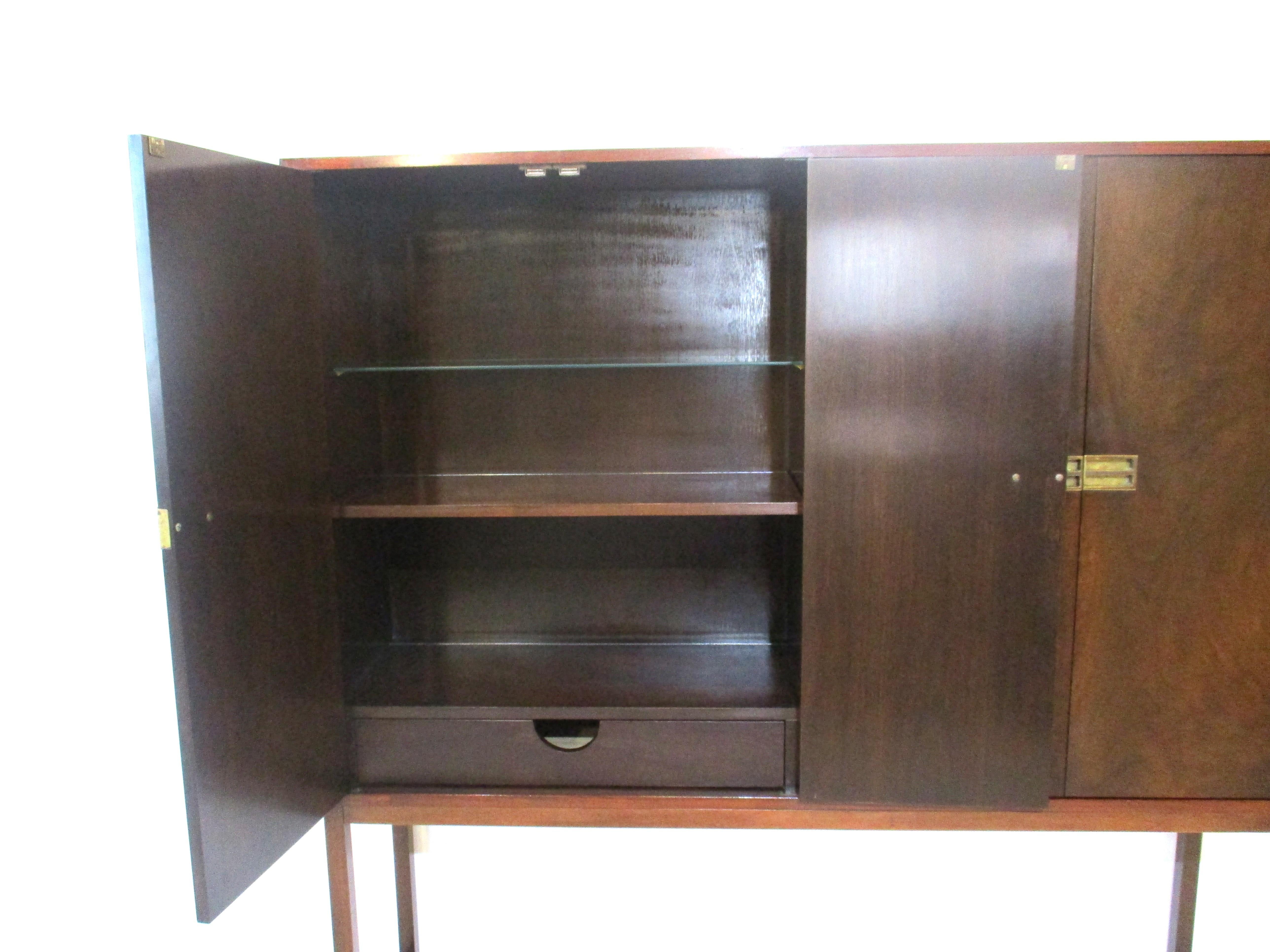 Baker Styled Walnut Mahogany Bar / Sever Cabinet In Good Condition For Sale In Cincinnati, OH