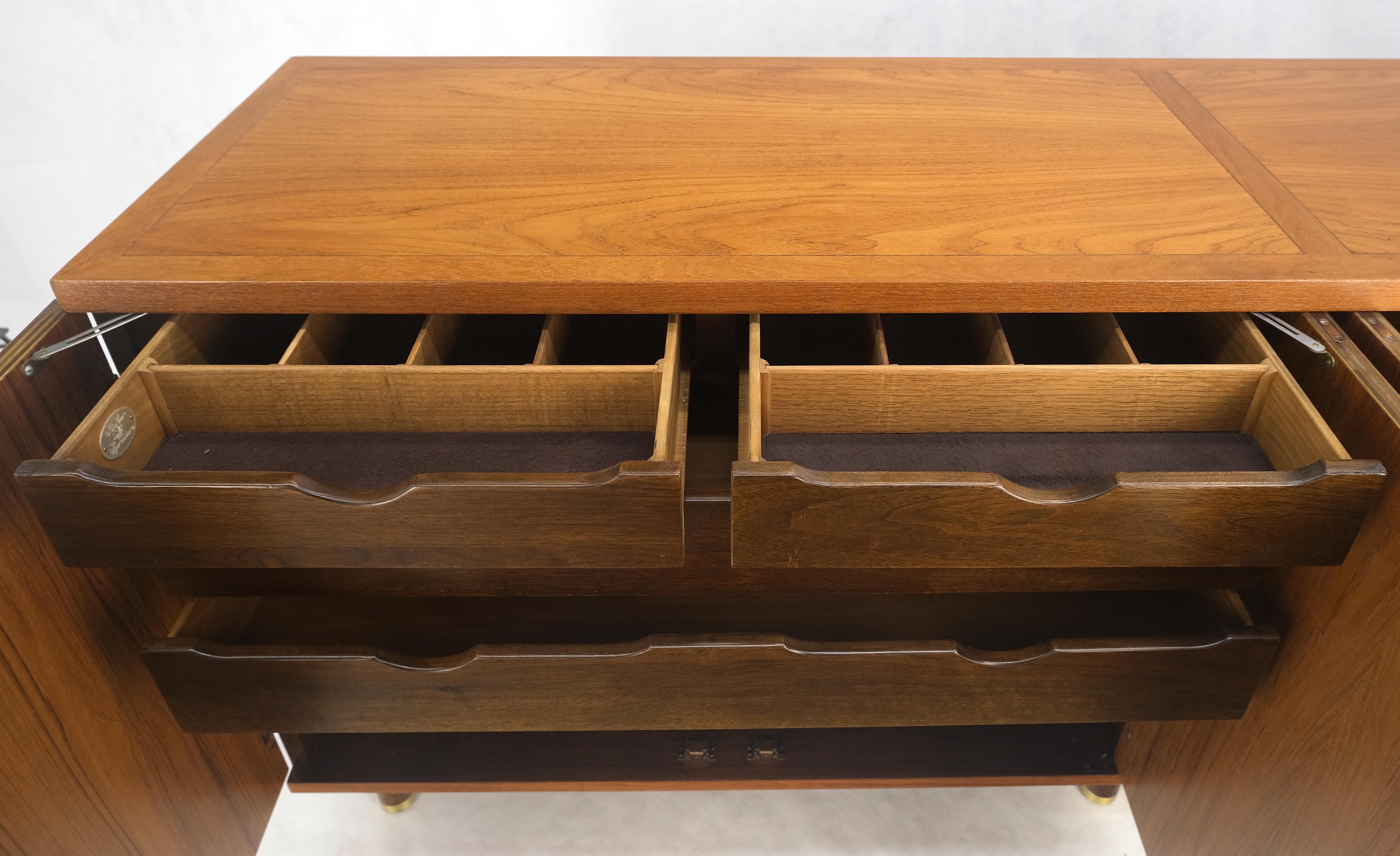Baker Teak e Ottone Vano a doppia anta 4 cassetti Credenza Dresser MINT! in vendita 6