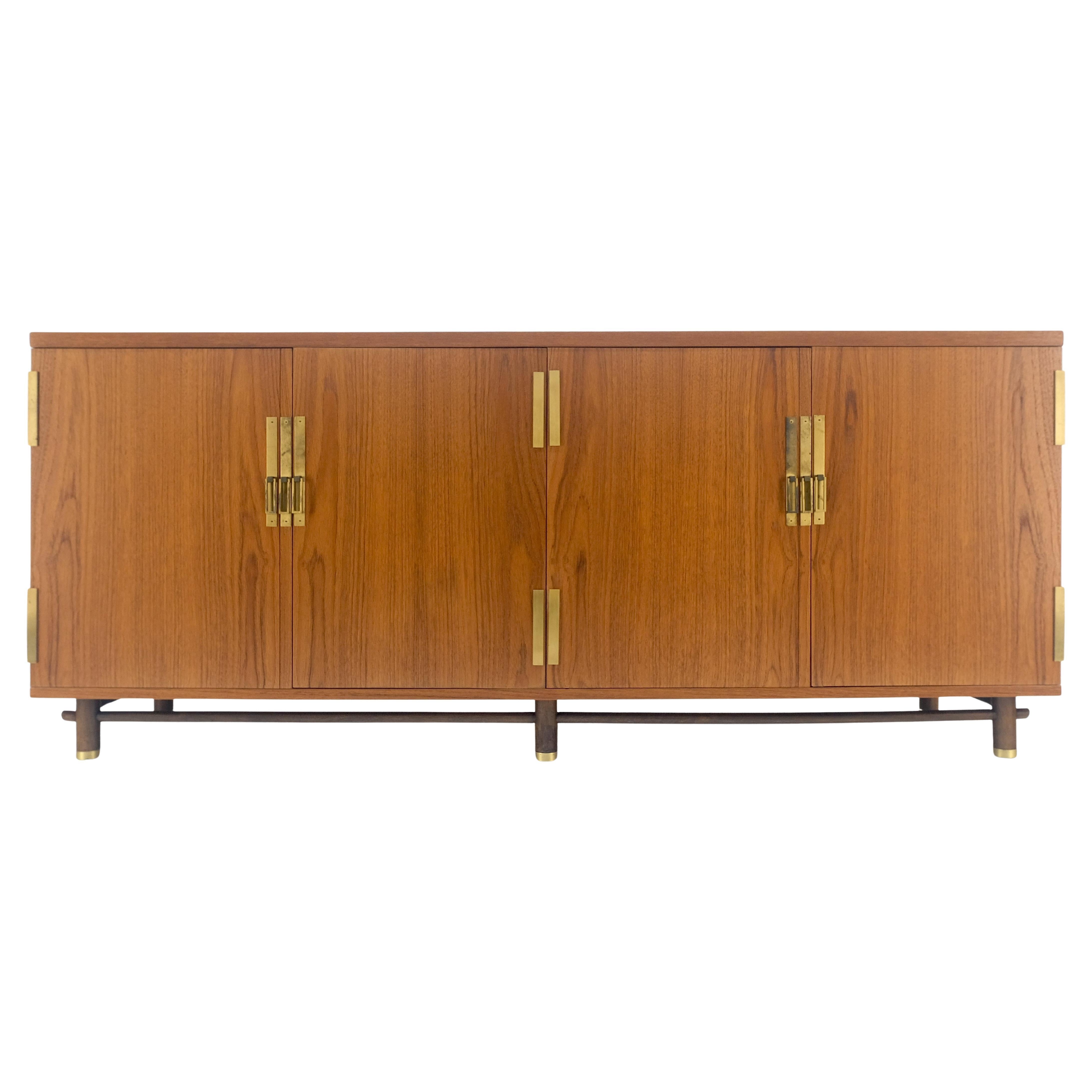 Mid-Century moderno Baker Teak e Ottone Vano a doppia anta 4 cassetti Credenza Dresser MINT! in vendita
