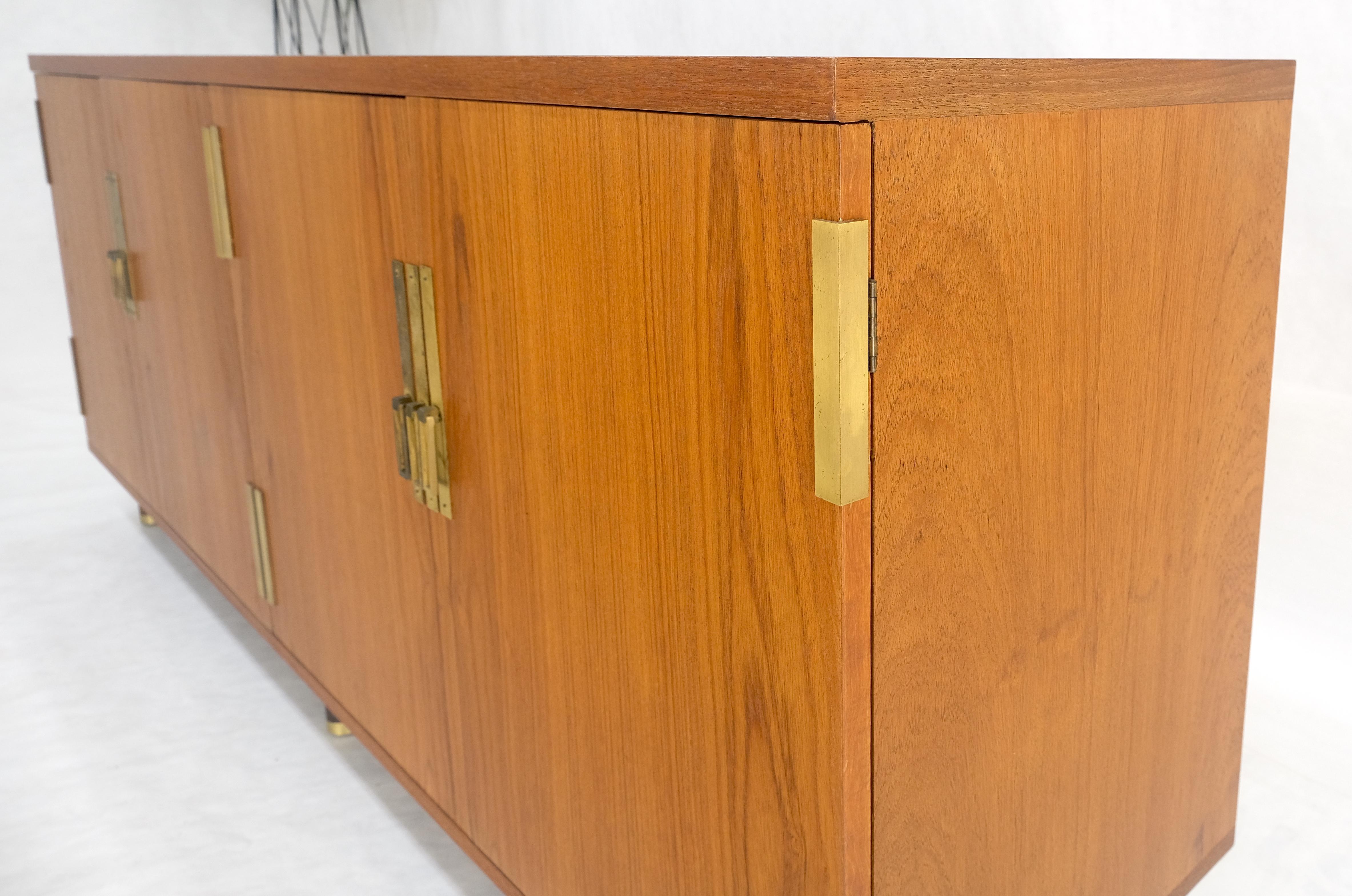 Baker Teak e Ottone Vano a doppia anta 4 cassetti Credenza Dresser MINT! In condizioni ottime in vendita a Rockaway, NJ