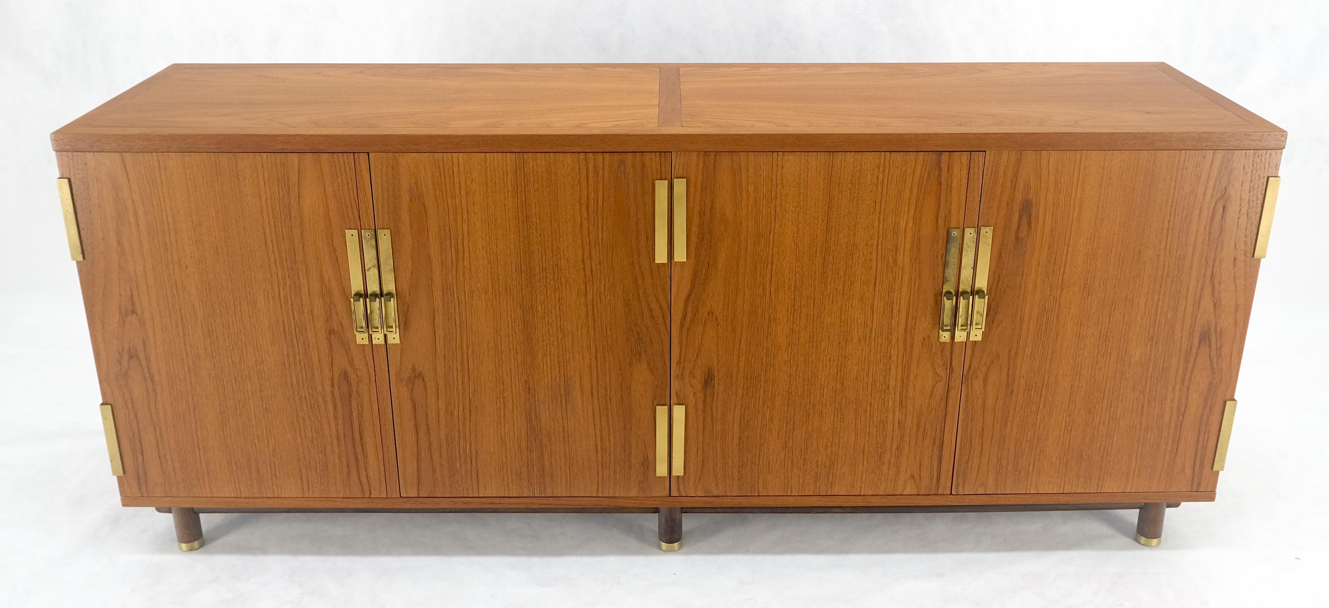 XX secolo Baker Teak e Ottone Vano a doppia anta 4 cassetti Credenza Dresser MINT! in vendita