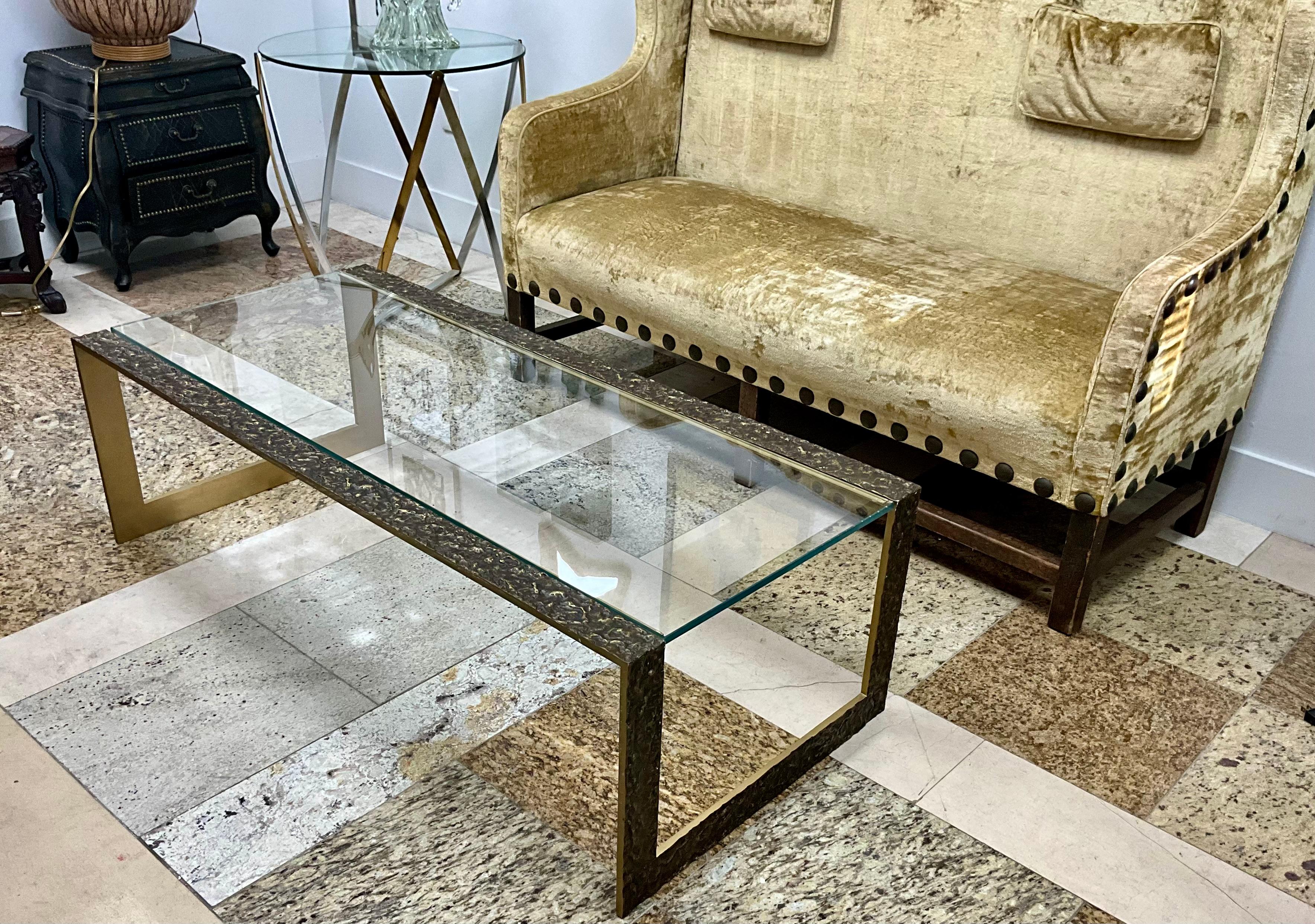 Baker Thomas Pheasant Pompeii table de cocktail en laiton bruni Bon état - En vente à West Palm Beach, US