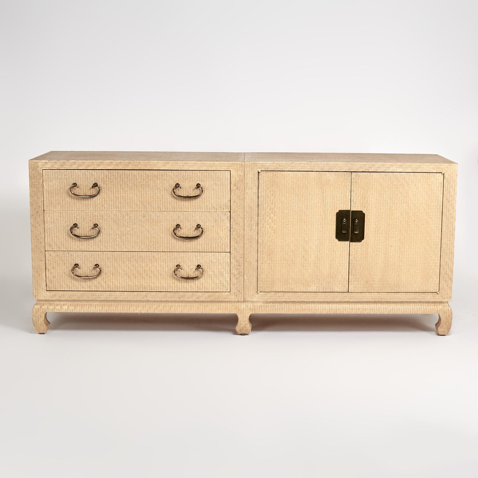 Cassettone chic di metà secolo con mobile realizzato in stile Asian Style moderno e rivestito in vinile di bambù finto stilizzato con tre cassetti e due ante, ferramenta in ottone in stile Ming e piedini asiatici. Firmato Baker su un'etichetta
