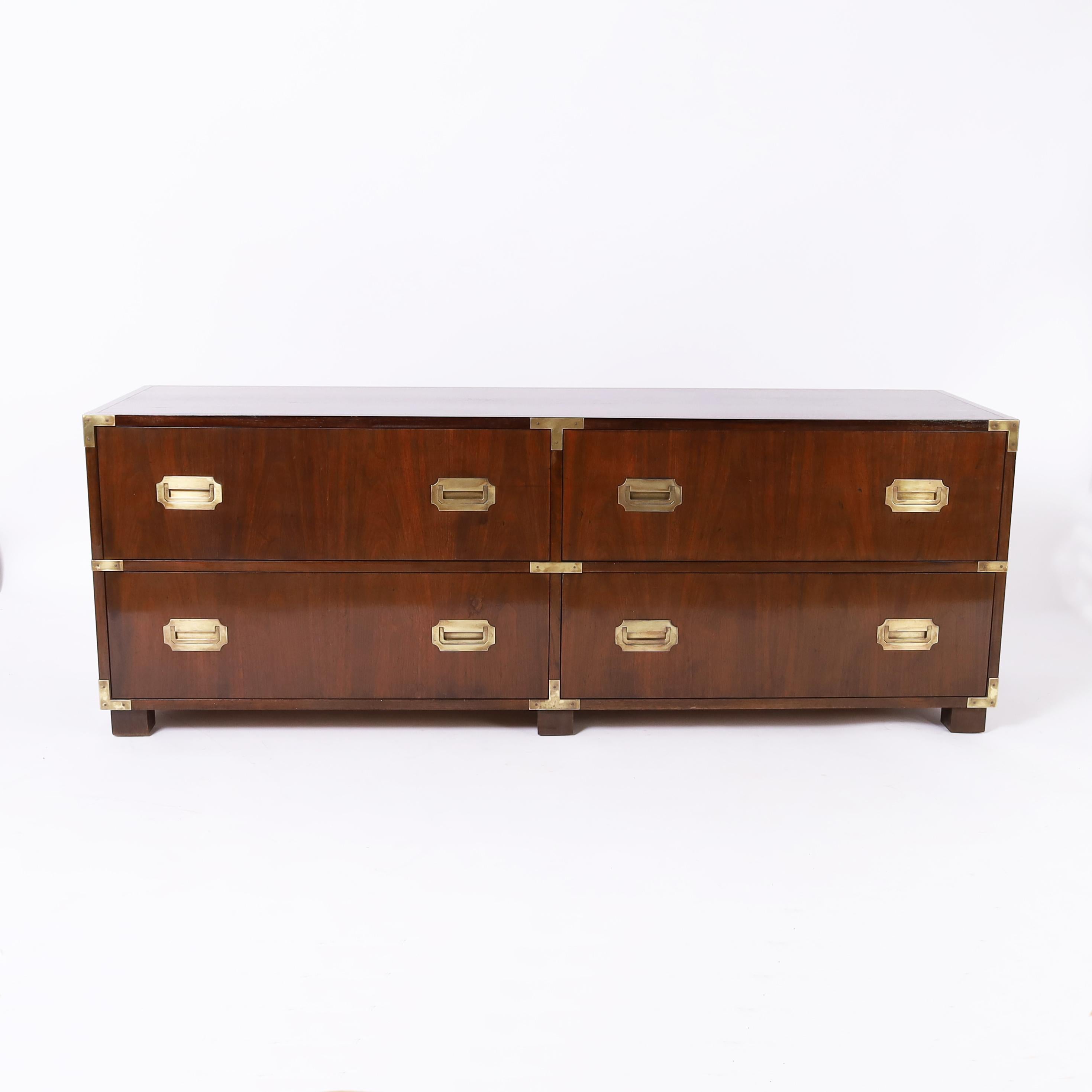 Cassettone chic di metà secolo realizzato in mogano con quattro cassetti, ferramenta in ottone e piedini a blocco, perfetta combinazione di design tradizionale e moderno, firmato Baker su un'etichetta d'argento in un cassetto.