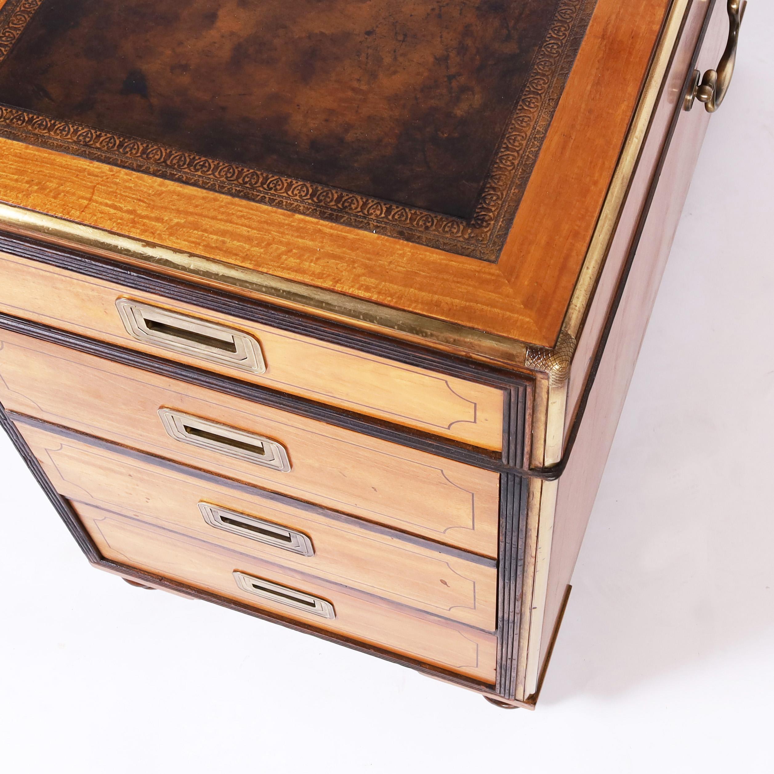 Baker Vintage Partner-Schreibtisch aus Leder im Campaign-Stil von Baker  (20. Jahrhundert) im Angebot