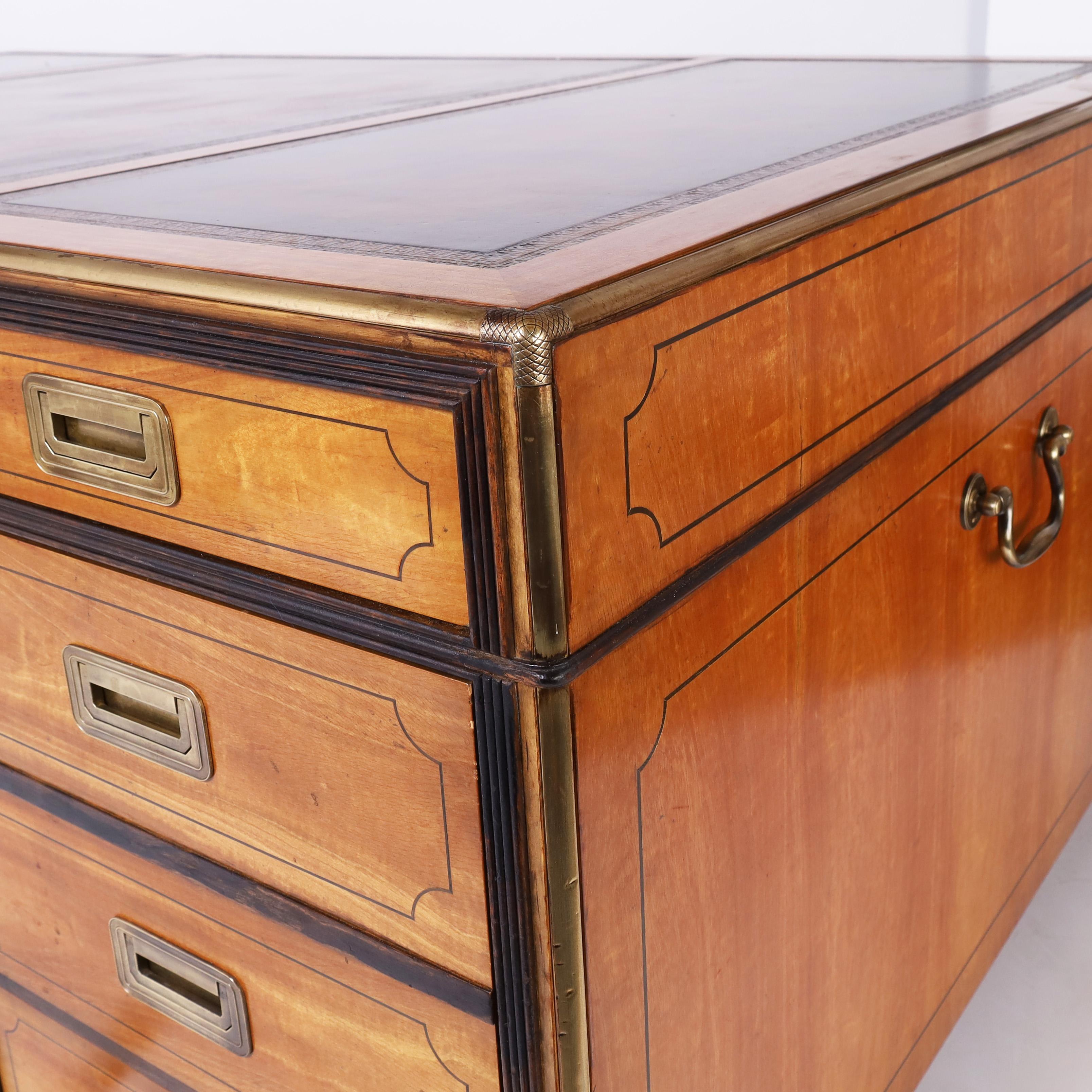 Baker Vintage Partner-Schreibtisch aus Leder im Campaign-Stil von Baker  (Mahagoni) im Angebot
