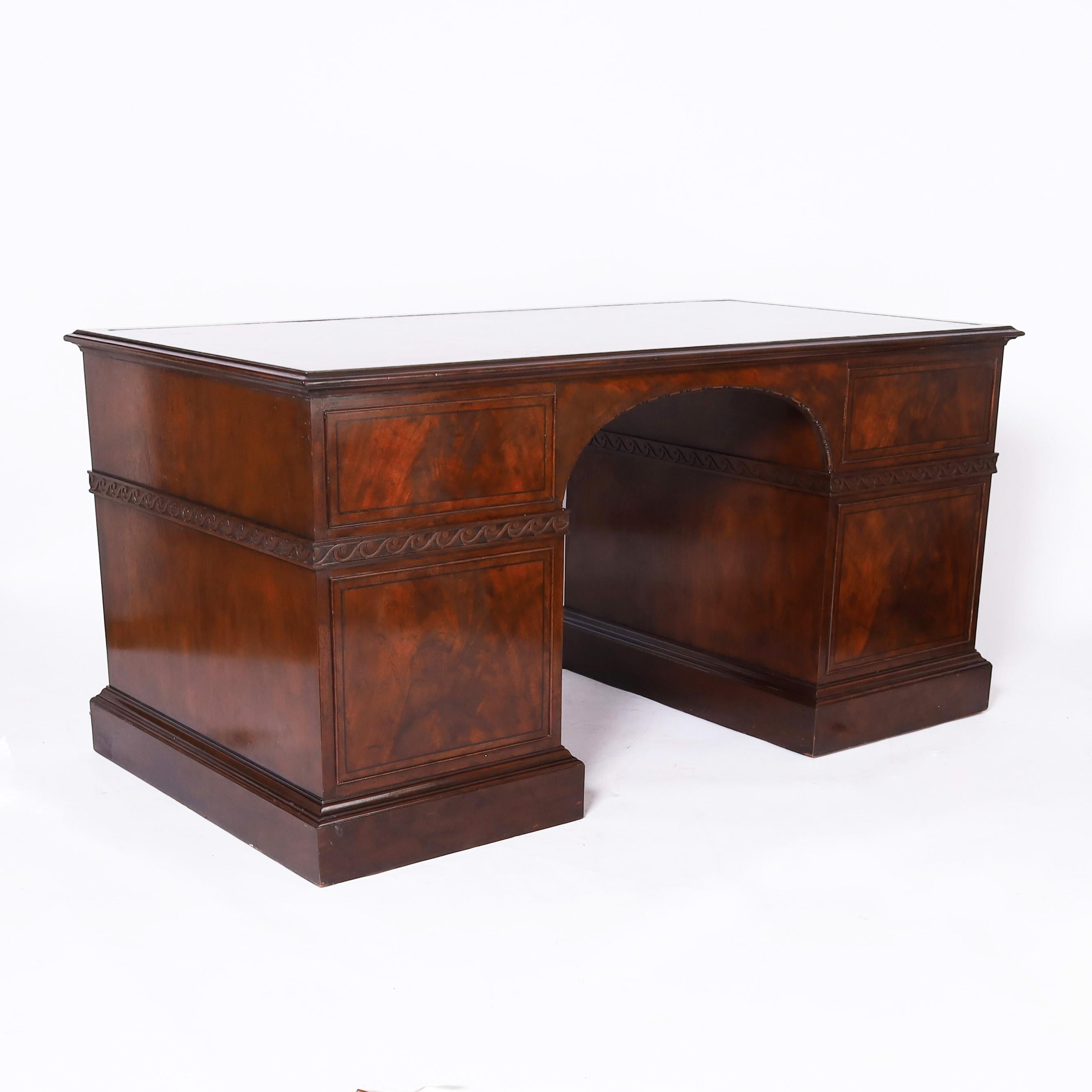Baker Vintage-Schreibtisch mit Lederplatte im georgianischen Stil (amerikanisch) im Angebot